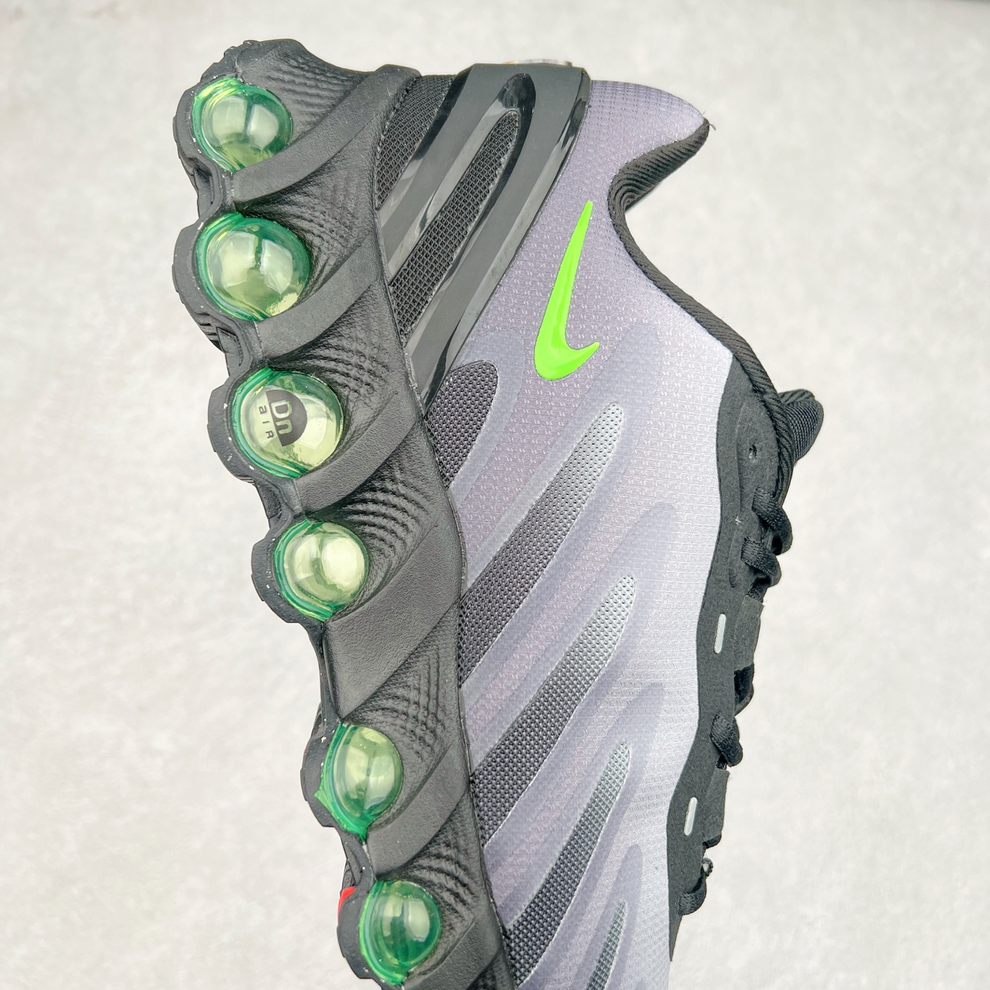 图片[6]-NK Air Max DN8 全掌科技气垫缓震运动跑鞋 FQ7860-003 DN8的核心亮点在于其八腔气垫结构 根据不同部位设定的气压值专为行走设计 提供卓越的舒适感 鞋面的设计让人联想到上世纪90年代末至2000年代初的多款Air Max 中底上系列圆形孔洞引发了热议 不少人将其与竞争品牌的缓震技术进行比较 例如K-SWISS 2010年代初推出的Tubes技 及以多孔鞋底闻名的品牌 尺码：36 36.5 37.5 38 38.5 39 40 40.5 41 42 42.5 43 44 44.5 45-选品中心