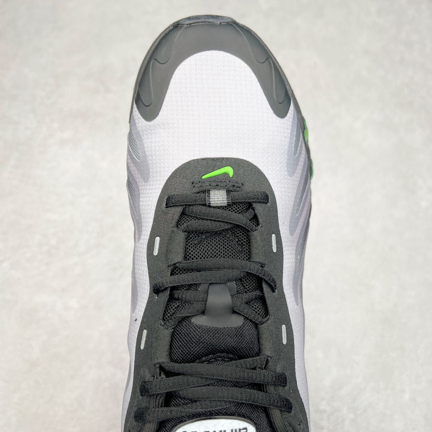 图片[4]-NK Air Max DN8 全掌科技气垫缓震运动跑鞋 FQ7860-003 DN8的核心亮点在于其八腔气垫结构 根据不同部位设定的气压值专为行走设计 提供卓越的舒适感 鞋面的设计让人联想到上世纪90年代末至2000年代初的多款Air Max 中底上系列圆形孔洞引发了热议 不少人将其与竞争品牌的缓震技术进行比较 例如K-SWISS 2010年代初推出的Tubes技 及以多孔鞋底闻名的品牌 尺码：36 36.5 37.5 38 38.5 39 40 40.5 41 42 42.5 43 44 44.5 45-选品中心