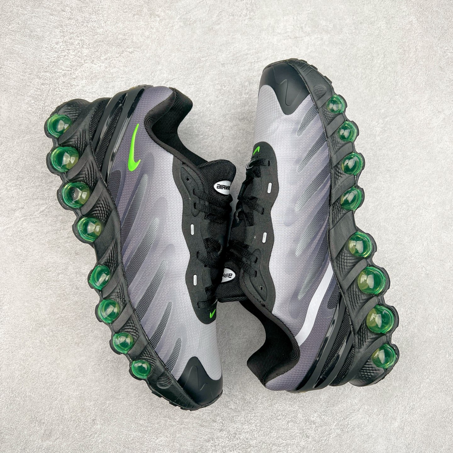 图片[3]-NK Air Max DN8 全掌科技气垫缓震运动跑鞋 FQ7860-003 DN8的核心亮点在于其八腔气垫结构 根据不同部位设定的气压值专为行走设计 提供卓越的舒适感 鞋面的设计让人联想到上世纪90年代末至2000年代初的多款Air Max 中底上系列圆形孔洞引发了热议 不少人将其与竞争品牌的缓震技术进行比较 例如K-SWISS 2010年代初推出的Tubes技 及以多孔鞋底闻名的品牌 尺码：36 36.5 37.5 38 38.5 39 40 40.5 41 42 42.5 43 44 44.5 45-选品中心