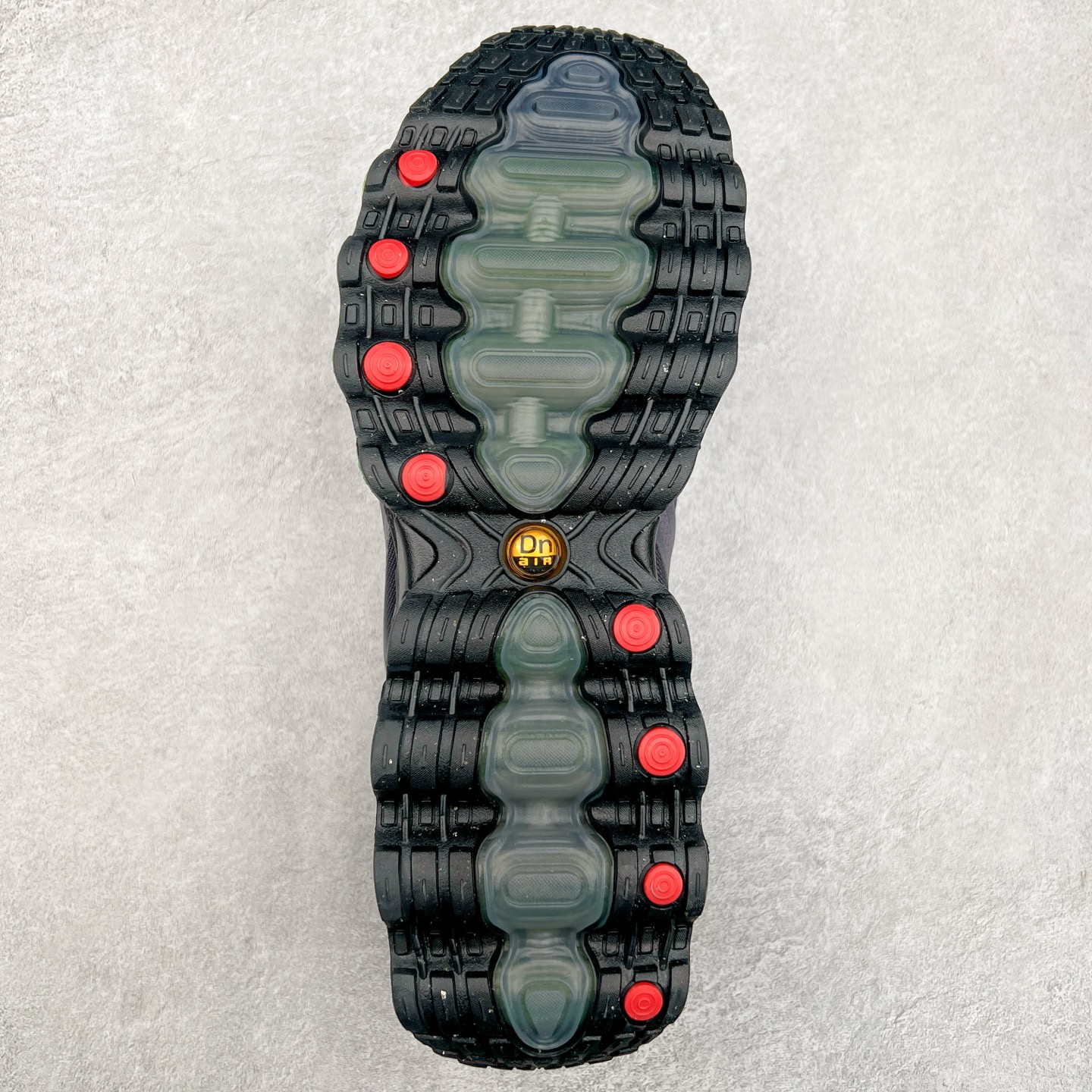 图片[9]-NK Air Max DN8 全掌科技气垫缓震运动跑鞋 FQ7860-003 DN8的核心亮点在于其八腔气垫结构 根据不同部位设定的气压值专为行走设计 提供卓越的舒适感 鞋面的设计让人联想到上世纪90年代末至2000年代初的多款Air Max 中底上系列圆形孔洞引发了热议 不少人将其与竞争品牌的缓震技术进行比较 例如K-SWISS 2010年代初推出的Tubes技 及以多孔鞋底闻名的品牌 尺码：36 36.5 37.5 38 38.5 39 40 40.5 41 42 42.5 43 44 44.5 45-选品中心