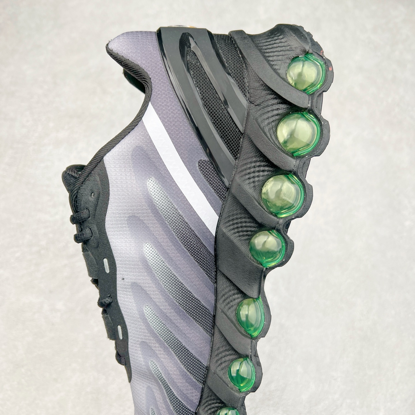 图片[7]-NK Air Max DN8 全掌科技气垫缓震运动跑鞋 FQ7860-003 DN8的核心亮点在于其八腔气垫结构 根据不同部位设定的气压值专为行走设计 提供卓越的舒适感 鞋面的设计让人联想到上世纪90年代末至2000年代初的多款Air Max 中底上系列圆形孔洞引发了热议 不少人将其与竞争品牌的缓震技术进行比较 例如K-SWISS 2010年代初推出的Tubes技 及以多孔鞋底闻名的品牌 尺码：36 36.5 37.5 38 38.5 39 40 40.5 41 42 42.5 43 44 44.5 45-选品中心