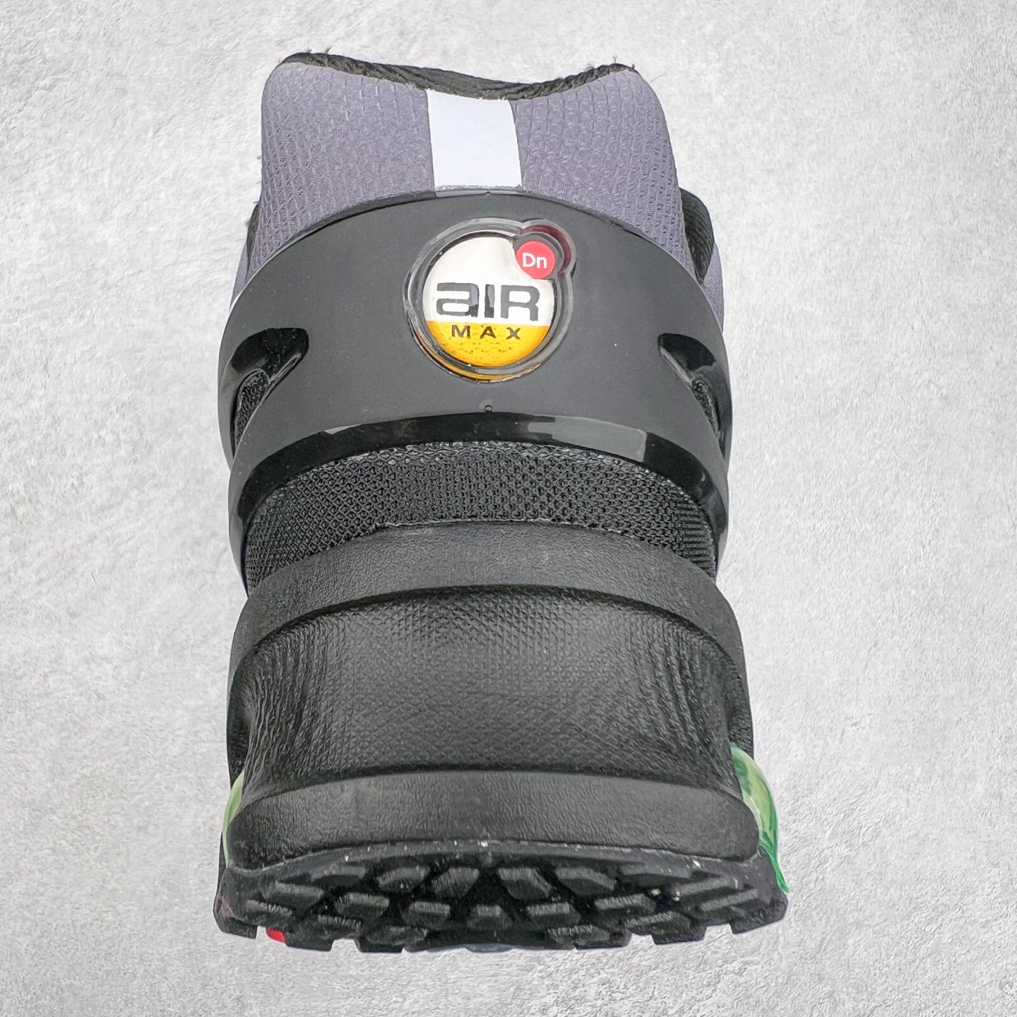 图片[8]-NK Air Max DN8 全掌科技气垫缓震运动跑鞋 FQ7860-003 DN8的核心亮点在于其八腔气垫结构 根据不同部位设定的气压值专为行走设计 提供卓越的舒适感 鞋面的设计让人联想到上世纪90年代末至2000年代初的多款Air Max 中底上系列圆形孔洞引发了热议 不少人将其与竞争品牌的缓震技术进行比较 例如K-SWISS 2010年代初推出的Tubes技 及以多孔鞋底闻名的品牌 尺码：36 36.5 37.5 38 38.5 39 40 40.5 41 42 42.5 43 44 44.5 45-选品中心