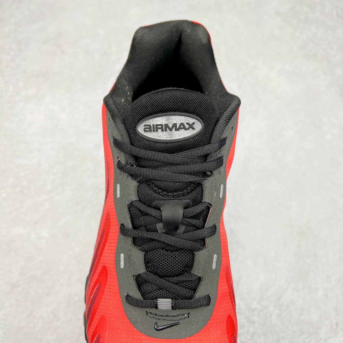 图片[5]-NK Air Max DN8 全掌科技气垫缓震运动跑鞋 FQ7860-008 DN8的核心亮点在于其八腔气垫结构 根据不同部位设定的气压值专为行走设计 提供卓越的舒适感 鞋面的设计让人联想到上世纪90年代末至2000年代初的多款Air Max 中底上系列圆形孔洞引发了热议 不少人将其与竞争品牌的缓震技术进行比较 例如K-SWISS 2010年代初推出的Tubes技 及以多孔鞋底闻名的品牌 尺码：36 36.5 37.5 38 38.5 39 40 40.5 41 42 42.5 43 44 44.5 45-选品中心