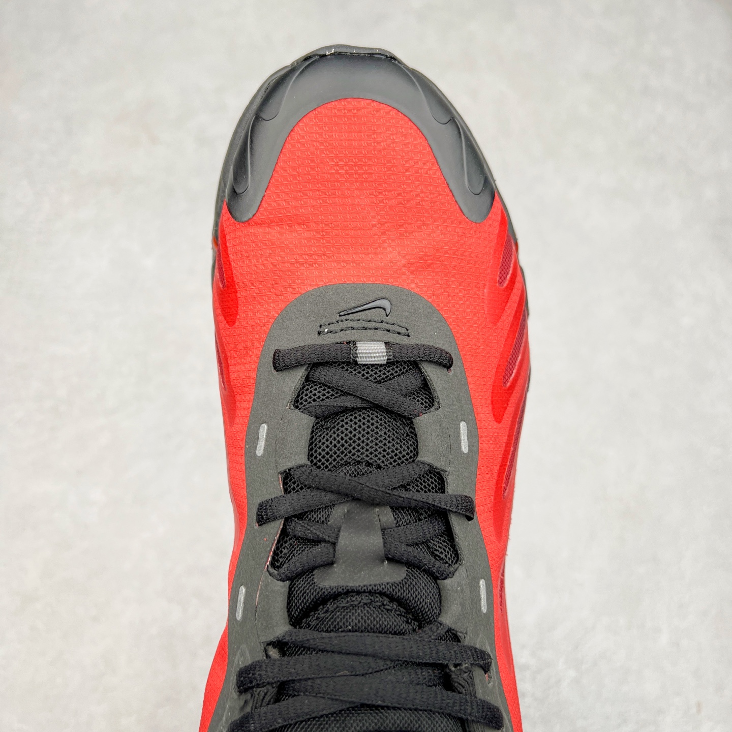 图片[4]-NK Air Max DN8 全掌科技气垫缓震运动跑鞋 FQ7860-008 DN8的核心亮点在于其八腔气垫结构 根据不同部位设定的气压值专为行走设计 提供卓越的舒适感 鞋面的设计让人联想到上世纪90年代末至2000年代初的多款Air Max 中底上系列圆形孔洞引发了热议 不少人将其与竞争品牌的缓震技术进行比较 例如K-SWISS 2010年代初推出的Tubes技 及以多孔鞋底闻名的品牌 尺码：36 36.5 37.5 38 38.5 39 40 40.5 41 42 42.5 43 44 44.5 45-选品中心