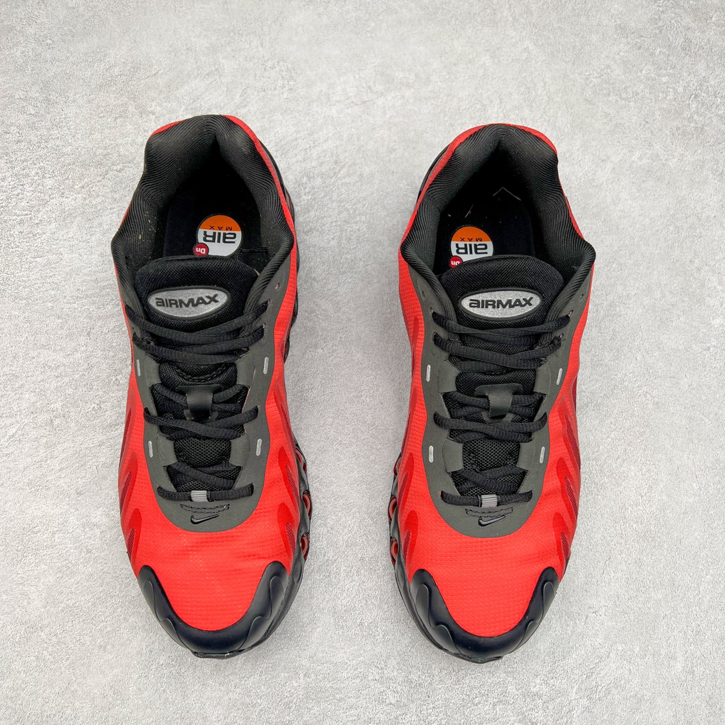 图片[2]-NK Air Max DN8 全掌科技气垫缓震运动跑鞋 FQ7860-008 DN8的核心亮点在于其八腔气垫结构 根据不同部位设定的气压值专为行走设计 提供卓越的舒适感 鞋面的设计让人联想到上世纪90年代末至2000年代初的多款Air Max 中底上系列圆形孔洞引发了热议 不少人将其与竞争品牌的缓震技术进行比较 例如K-SWISS 2010年代初推出的Tubes技 及以多孔鞋底闻名的品牌 尺码：36 36.5 37.5 38 38.5 39 40 40.5 41 42 42.5 43 44 44.5 45-选品中心