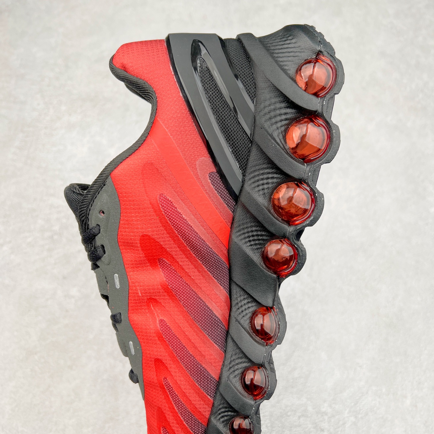 图片[7]-NK Air Max DN8 全掌科技气垫缓震运动跑鞋 FQ7860-008 DN8的核心亮点在于其八腔气垫结构 根据不同部位设定的气压值专为行走设计 提供卓越的舒适感 鞋面的设计让人联想到上世纪90年代末至2000年代初的多款Air Max 中底上系列圆形孔洞引发了热议 不少人将其与竞争品牌的缓震技术进行比较 例如K-SWISS 2010年代初推出的Tubes技 及以多孔鞋底闻名的品牌 尺码：36 36.5 37.5 38 38.5 39 40 40.5 41 42 42.5 43 44 44.5 45-选品中心