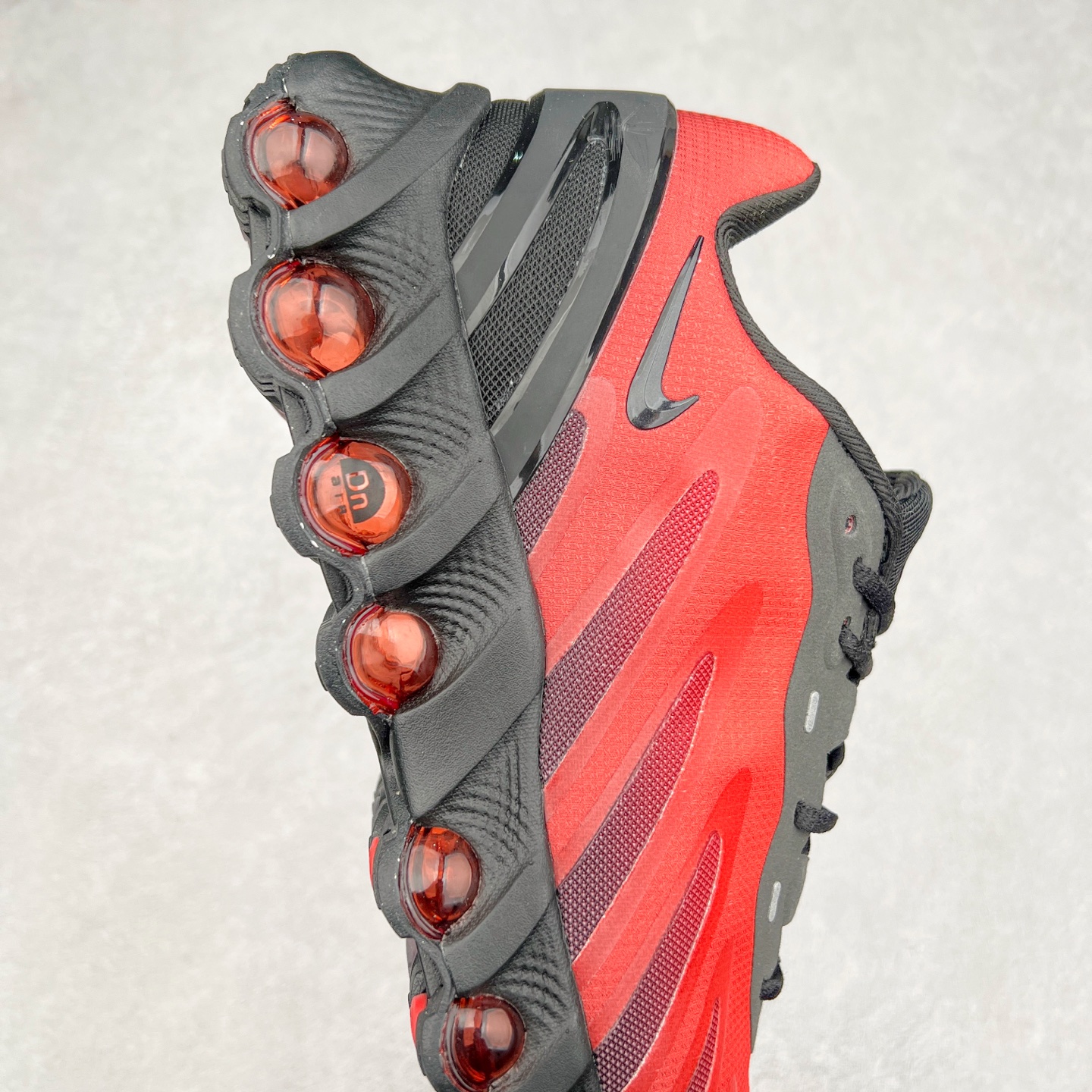 图片[6]-NK Air Max DN8 全掌科技气垫缓震运动跑鞋 FQ7860-008 DN8的核心亮点在于其八腔气垫结构 根据不同部位设定的气压值专为行走设计 提供卓越的舒适感 鞋面的设计让人联想到上世纪90年代末至2000年代初的多款Air Max 中底上系列圆形孔洞引发了热议 不少人将其与竞争品牌的缓震技术进行比较 例如K-SWISS 2010年代初推出的Tubes技 及以多孔鞋底闻名的品牌 尺码：36 36.5 37.5 38 38.5 39 40 40.5 41 42 42.5 43 44 44.5 45-选品中心