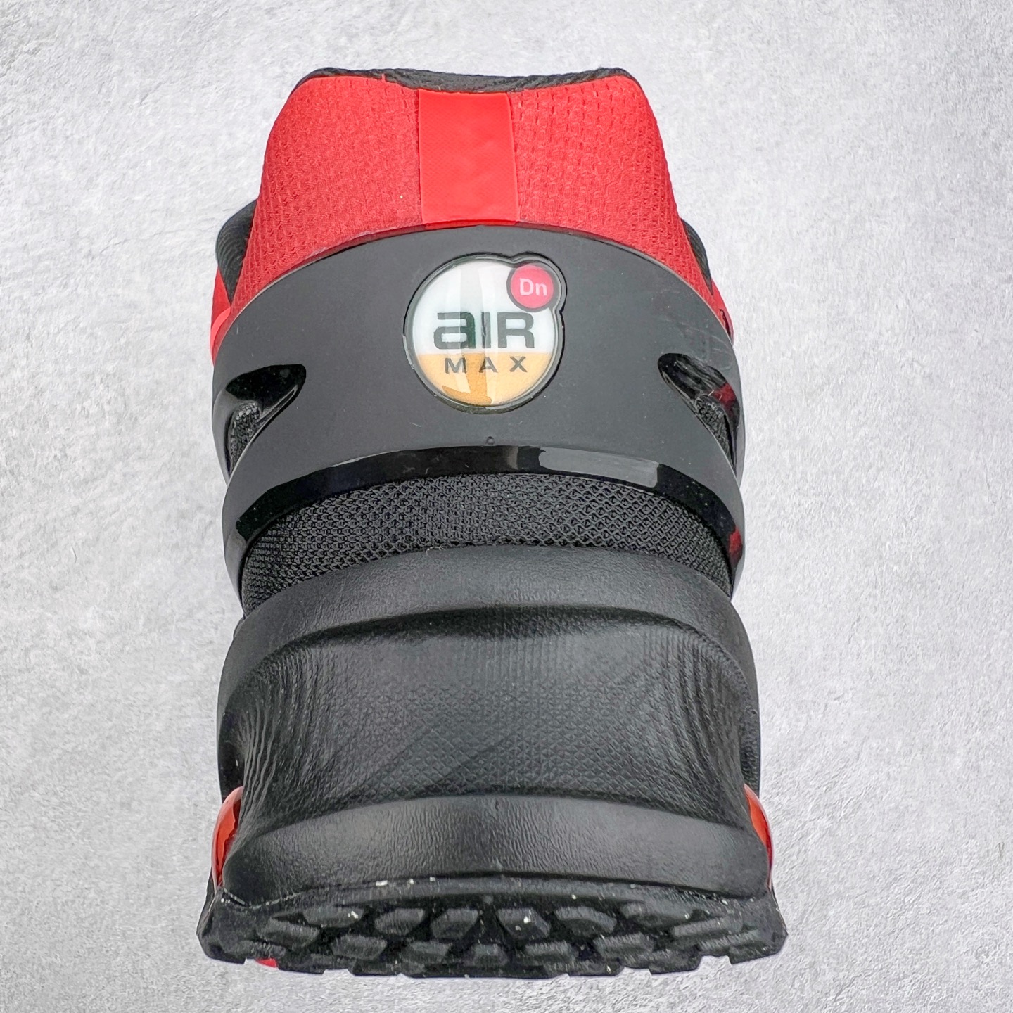 图片[8]-NK Air Max DN8 全掌科技气垫缓震运动跑鞋 FQ7860-008 DN8的核心亮点在于其八腔气垫结构 根据不同部位设定的气压值专为行走设计 提供卓越的舒适感 鞋面的设计让人联想到上世纪90年代末至2000年代初的多款Air Max 中底上系列圆形孔洞引发了热议 不少人将其与竞争品牌的缓震技术进行比较 例如K-SWISS 2010年代初推出的Tubes技 及以多孔鞋底闻名的品牌 尺码：36 36.5 37.5 38 38.5 39 40 40.5 41 42 42.5 43 44 44.5 45-选品中心