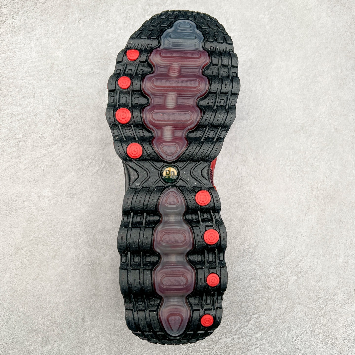 图片[9]-NK Air Max DN8 全掌科技气垫缓震运动跑鞋 FQ7860-008 DN8的核心亮点在于其八腔气垫结构 根据不同部位设定的气压值专为行走设计 提供卓越的舒适感 鞋面的设计让人联想到上世纪90年代末至2000年代初的多款Air Max 中底上系列圆形孔洞引发了热议 不少人将其与竞争品牌的缓震技术进行比较 例如K-SWISS 2010年代初推出的Tubes技 及以多孔鞋底闻名的品牌 尺码：36 36.5 37.5 38 38.5 39 40 40.5 41 42 42.5 43 44 44.5 45-选品中心