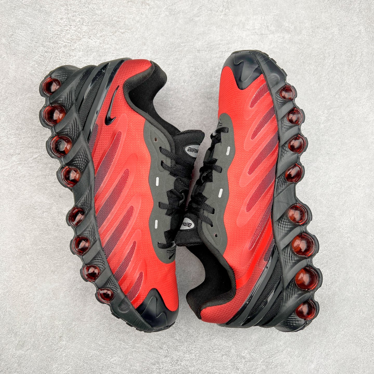 图片[3]-NK Air Max DN8 全掌科技气垫缓震运动跑鞋 FQ7860-008 DN8的核心亮点在于其八腔气垫结构 根据不同部位设定的气压值专为行走设计 提供卓越的舒适感 鞋面的设计让人联想到上世纪90年代末至2000年代初的多款Air Max 中底上系列圆形孔洞引发了热议 不少人将其与竞争品牌的缓震技术进行比较 例如K-SWISS 2010年代初推出的Tubes技 及以多孔鞋底闻名的品牌 尺码：36 36.5 37.5 38 38.5 39 40 40.5 41 42 42.5 43 44 44.5 45-选品中心