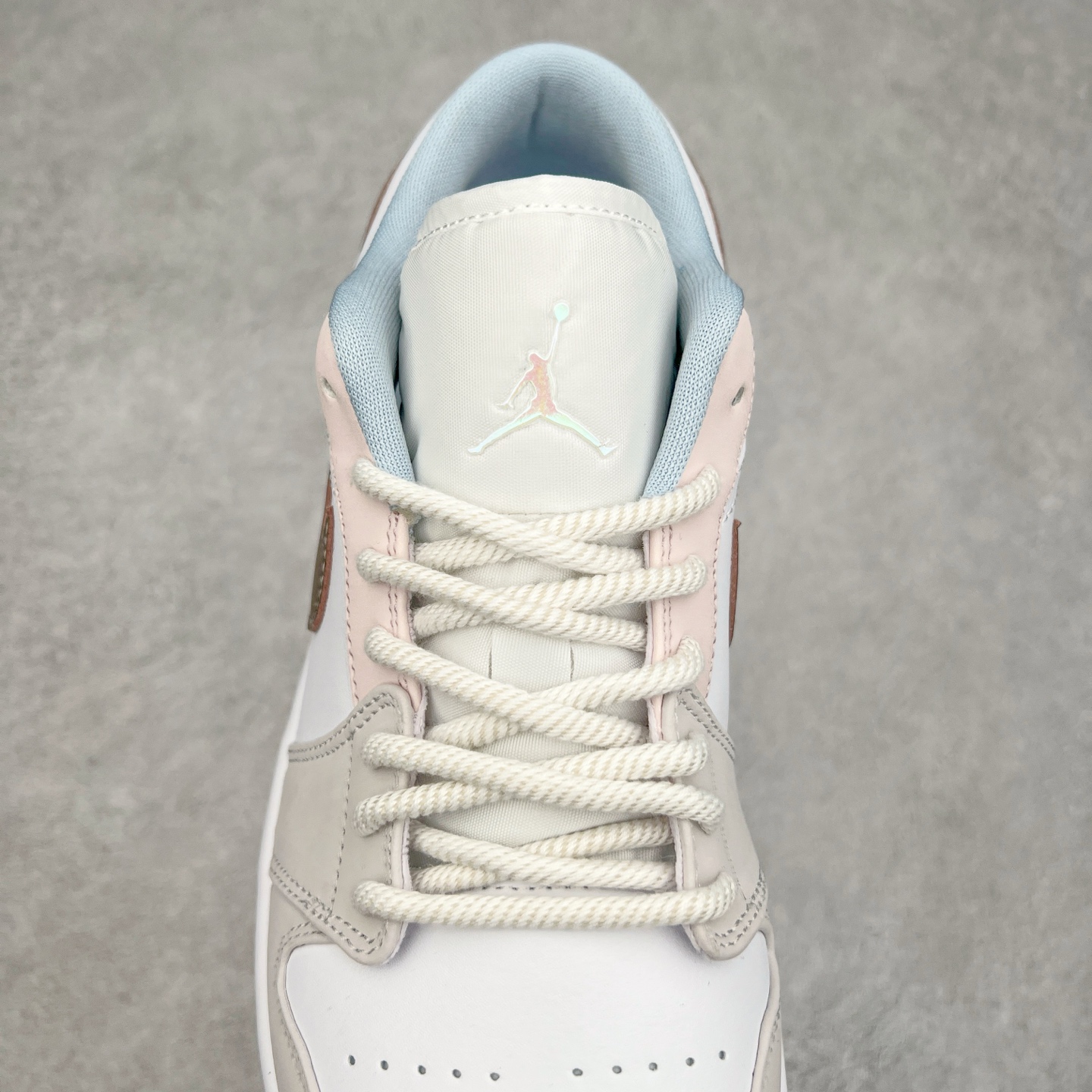 图片[5]-＃K版 Air Jordan AJ1 Low 低帮 白粉 IB8859-101 全新流水线出品 DT版本唯一平替选择 市场第二梯队最强版 全部原鞋开发 原楦原纸板开发 全鞋电脑针车 原厂内置全掌气垫 原盒内在原标 唯一Zp原版鞋带绑法 免检产品 全新2022版型 全头层皮料 完美零毛边处理 原厂配置全掌气垫 价格定位良心 几十个配色陆续出货 实拍调校N版已经零色差零失真 百分百还原实物色彩所见即所得 不存在货不对板色差等低级问题 选购参考实物拍摄 不混卖不参货 只用心做好货严格选品 承诺混一赔十 尺码：36 36.5 37.5 38 38.5 39 40 40.5 41 42 42.5 43 44 44.5 45-选品中心