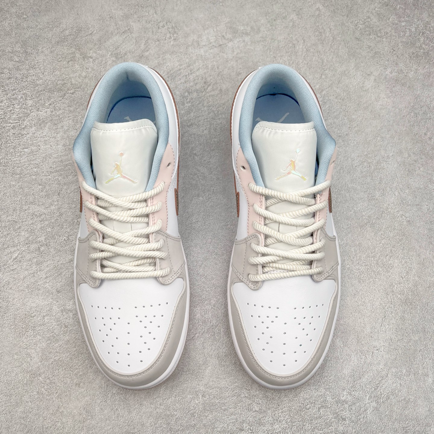 图片[2]-＃K版 Air Jordan AJ1 Low 低帮 白粉 IB8859-101 全新流水线出品 DT版本唯一平替选择 市场第二梯队最强版 全部原鞋开发 原楦原纸板开发 全鞋电脑针车 原厂内置全掌气垫 原盒内在原标 唯一Zp原版鞋带绑法 免检产品 全新2022版型 全头层皮料 完美零毛边处理 原厂配置全掌气垫 价格定位良心 几十个配色陆续出货 实拍调校N版已经零色差零失真 百分百还原实物色彩所见即所得 不存在货不对板色差等低级问题 选购参考实物拍摄 不混卖不参货 只用心做好货严格选品 承诺混一赔十 尺码：36 36.5 37.5 38 38.5 39 40 40.5 41 42 42.5 43 44 44.5 45-选品中心