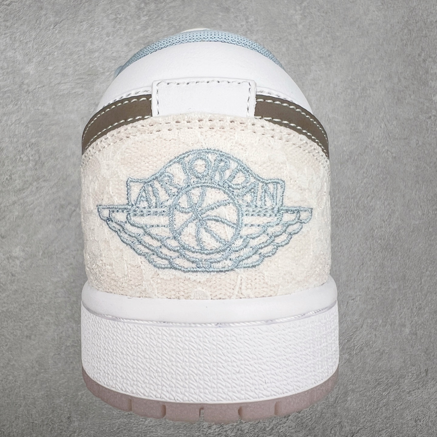 图片[8]-＃K版 Air Jordan AJ1 Low 低帮 白粉 IB8859-101 全新流水线出品 DT版本唯一平替选择 市场第二梯队最强版 全部原鞋开发 原楦原纸板开发 全鞋电脑针车 原厂内置全掌气垫 原盒内在原标 唯一Zp原版鞋带绑法 免检产品 全新2022版型 全头层皮料 完美零毛边处理 原厂配置全掌气垫 价格定位良心 几十个配色陆续出货 实拍调校N版已经零色差零失真 百分百还原实物色彩所见即所得 不存在货不对板色差等低级问题 选购参考实物拍摄 不混卖不参货 只用心做好货严格选品 承诺混一赔十 尺码：36 36.5 37.5 38 38.5 39 40 40.5 41 42 42.5 43 44 44.5 45-选品中心