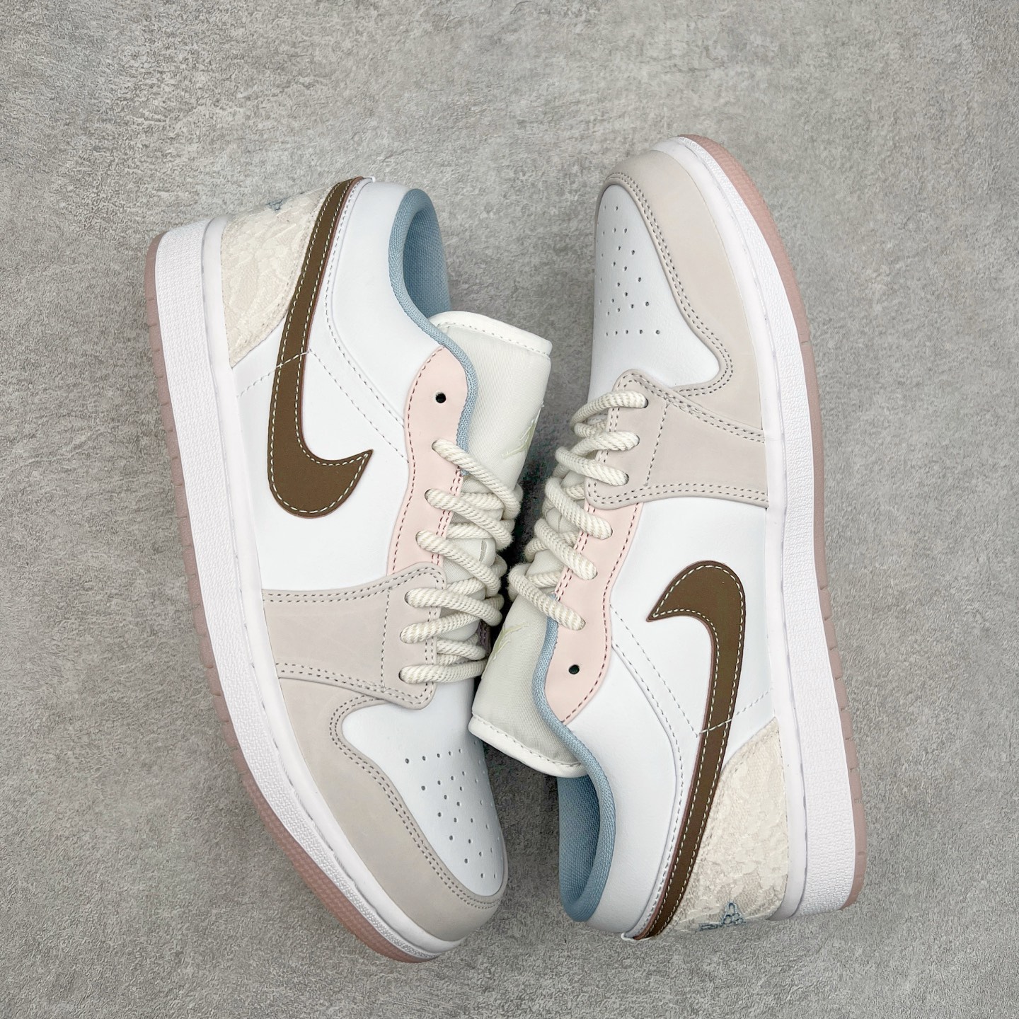 图片[3]-＃K版 Air Jordan AJ1 Low 低帮 白粉 IB8859-101 全新流水线出品 DT版本唯一平替选择 市场第二梯队最强版 全部原鞋开发 原楦原纸板开发 全鞋电脑针车 原厂内置全掌气垫 原盒内在原标 唯一Zp原版鞋带绑法 免检产品 全新2022版型 全头层皮料 完美零毛边处理 原厂配置全掌气垫 价格定位良心 几十个配色陆续出货 实拍调校N版已经零色差零失真 百分百还原实物色彩所见即所得 不存在货不对板色差等低级问题 选购参考实物拍摄 不混卖不参货 只用心做好货严格选品 承诺混一赔十 尺码：36 36.5 37.5 38 38.5 39 40 40.5 41 42 42.5 43 44 44.5 45-选品中心