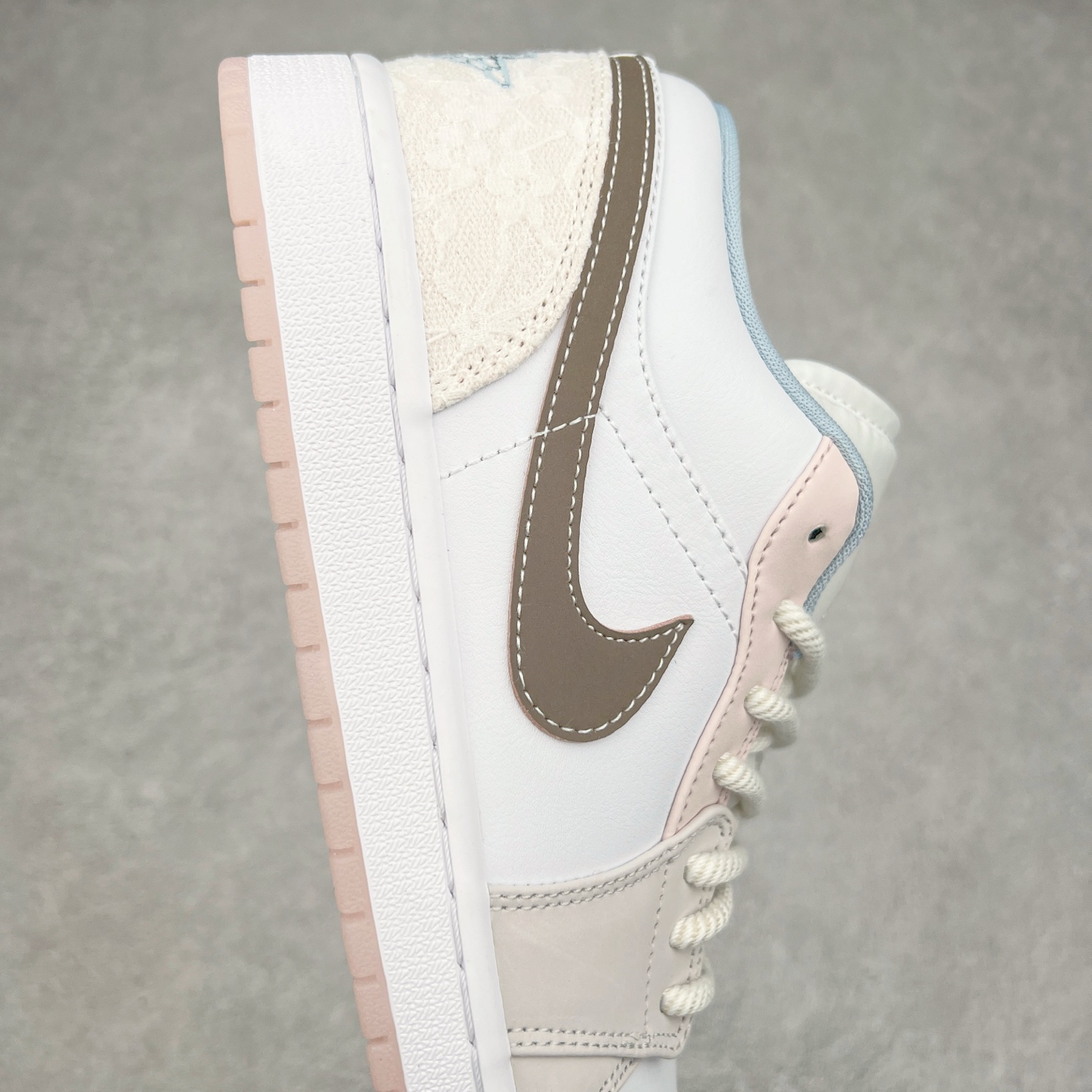 图片[6]-＃K版 Air Jordan AJ1 Low 低帮 白粉 IB8859-101 全新流水线出品 DT版本唯一平替选择 市场第二梯队最强版 全部原鞋开发 原楦原纸板开发 全鞋电脑针车 原厂内置全掌气垫 原盒内在原标 唯一Zp原版鞋带绑法 免检产品 全新2022版型 全头层皮料 完美零毛边处理 原厂配置全掌气垫 价格定位良心 几十个配色陆续出货 实拍调校N版已经零色差零失真 百分百还原实物色彩所见即所得 不存在货不对板色差等低级问题 选购参考实物拍摄 不混卖不参货 只用心做好货严格选品 承诺混一赔十 尺码：36 36.5 37.5 38 38.5 39 40 40.5 41 42 42.5 43 44 44.5 45-选品中心