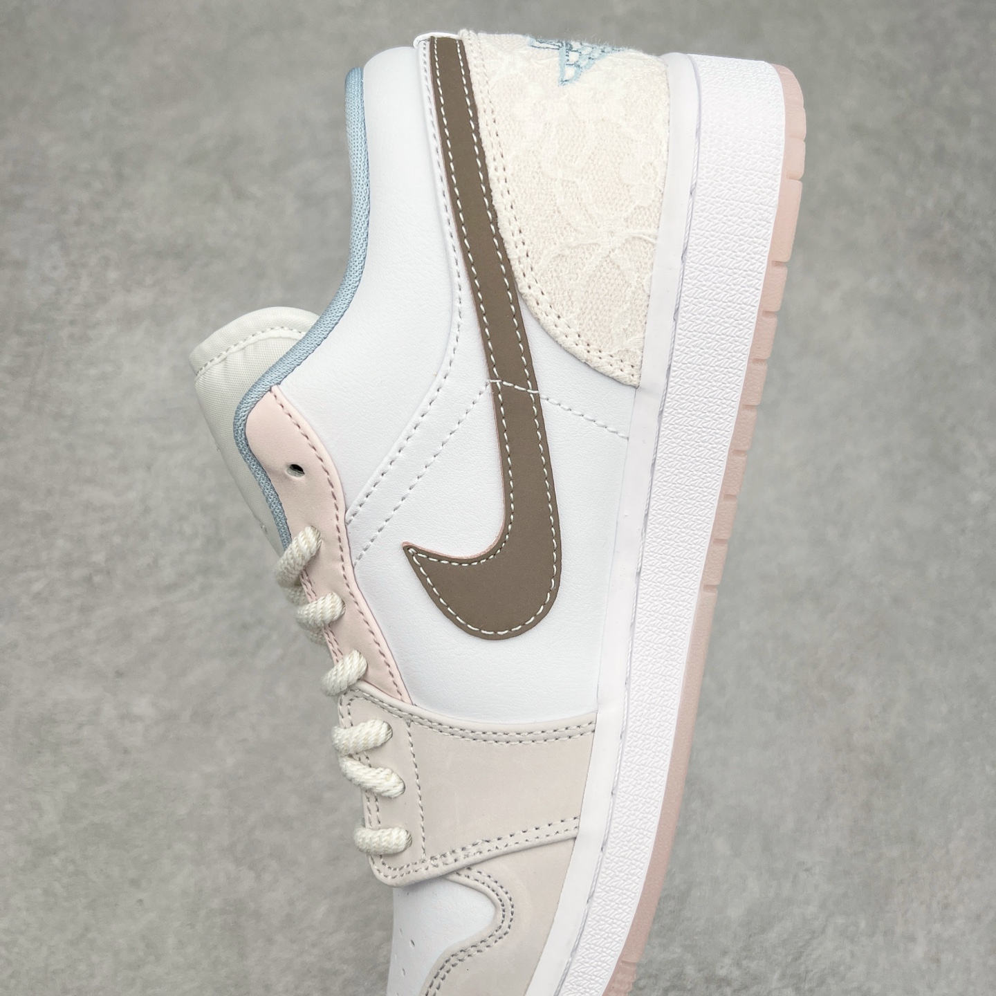 图片[7]-＃K版 Air Jordan AJ1 Low 低帮 白粉 IB8859-101 全新流水线出品 DT版本唯一平替选择 市场第二梯队最强版 全部原鞋开发 原楦原纸板开发 全鞋电脑针车 原厂内置全掌气垫 原盒内在原标 唯一Zp原版鞋带绑法 免检产品 全新2022版型 全头层皮料 完美零毛边处理 原厂配置全掌气垫 价格定位良心 几十个配色陆续出货 实拍调校N版已经零色差零失真 百分百还原实物色彩所见即所得 不存在货不对板色差等低级问题 选购参考实物拍摄 不混卖不参货 只用心做好货严格选品 承诺混一赔十 尺码：36 36.5 37.5 38 38.5 39 40 40.5 41 42 42.5 43 44 44.5 45-选品中心