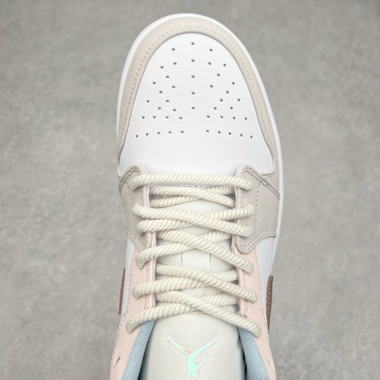 图片[4]-＃K版 Air Jordan AJ1 Low 低帮 白粉 IB8859-101 全新流水线出品 DT版本唯一平替选择 市场第二梯队最强版 全部原鞋开发 原楦原纸板开发 全鞋电脑针车 原厂内置全掌气垫 原盒内在原标 唯一Zp原版鞋带绑法 免检产品 全新2022版型 全头层皮料 完美零毛边处理 原厂配置全掌气垫 价格定位良心 几十个配色陆续出货 实拍调校N版已经零色差零失真 百分百还原实物色彩所见即所得 不存在货不对板色差等低级问题 选购参考实物拍摄 不混卖不参货 只用心做好货严格选品 承诺混一赔十 尺码：36 36.5 37.5 38 38.5 39 40 40.5 41 42 42.5 43 44 44.5 45-选品中心