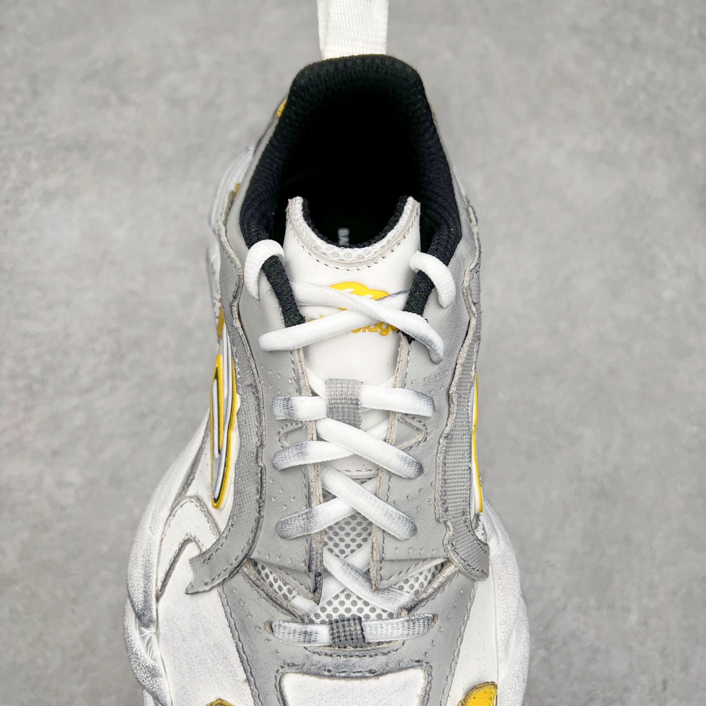 图片[5]-＃VG零售版 Balenciaga Monday 巴黎世家圆头厚底低帮老爹鞋 全套原纸板楦头开发 最原汁原味的灵魂版型 全鞋荧光划线卡点 胶水把控整洁度追求极致完美 每一双都是工艺品 多重QC质检 超越公司货的品控标准 实实在在的免检产品 原盒原配 正确字体电绣 粗细、位置、大小正确 侧边TPU 透气孔匹配意产原版 正确分离大底 TPU软底 原版一致大底LOGO 立体感十足 原厂皮料水洗做旧 采购原厂网纱 偏大一码 尺码：35 36 37 38 39 40 41 42 43 44 45 46-选品中心