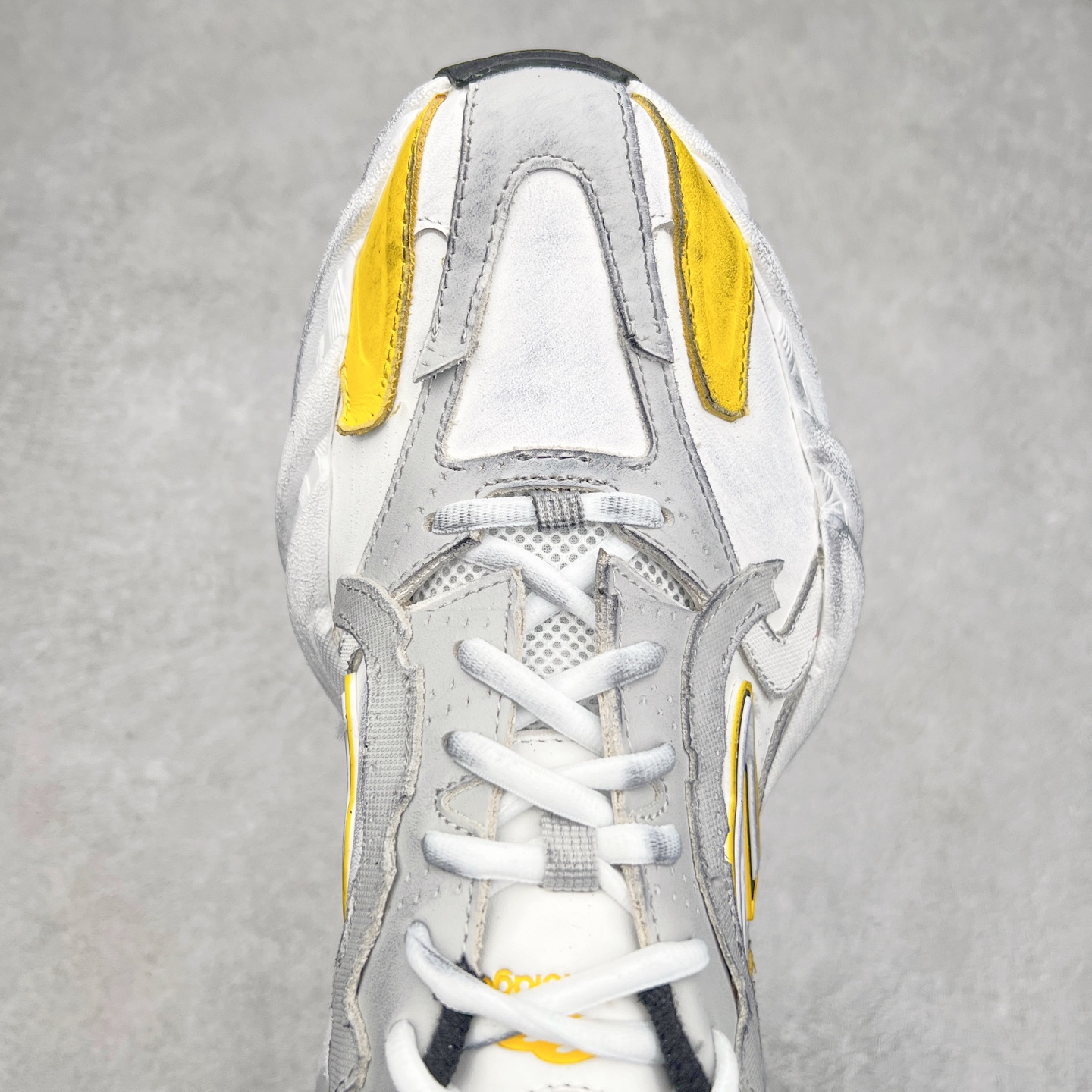 图片[4]-＃VG零售版 Balenciaga Monday 巴黎世家圆头厚底低帮老爹鞋 全套原纸板楦头开发 最原汁原味的灵魂版型 全鞋荧光划线卡点 胶水把控整洁度追求极致完美 每一双都是工艺品 多重QC质检 超越公司货的品控标准 实实在在的免检产品 原盒原配 正确字体电绣 粗细、位置、大小正确 侧边TPU 透气孔匹配意产原版 正确分离大底 TPU软底 原版一致大底LOGO 立体感十足 原厂皮料水洗做旧 采购原厂网纱 偏大一码 尺码：35 36 37 38 39 40 41 42 43 44 45 46-选品中心