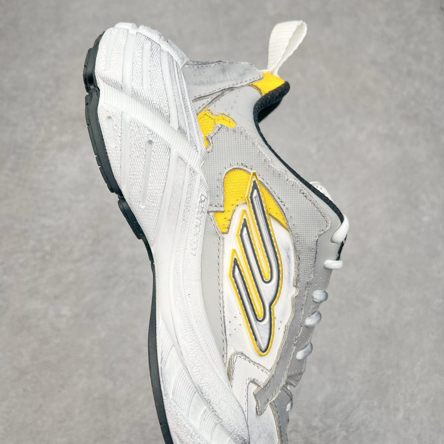 图片[6]-＃VG零售版 Balenciaga Monday 巴黎世家圆头厚底低帮老爹鞋 全套原纸板楦头开发 最原汁原味的灵魂版型 全鞋荧光划线卡点 胶水把控整洁度追求极致完美 每一双都是工艺品 多重QC质检 超越公司货的品控标准 实实在在的免检产品 原盒原配 正确字体电绣 粗细、位置、大小正确 侧边TPU 透气孔匹配意产原版 正确分离大底 TPU软底 原版一致大底LOGO 立体感十足 原厂皮料水洗做旧 采购原厂网纱 偏大一码 尺码：35 36 37 38 39 40 41 42 43 44 45 46-选品中心