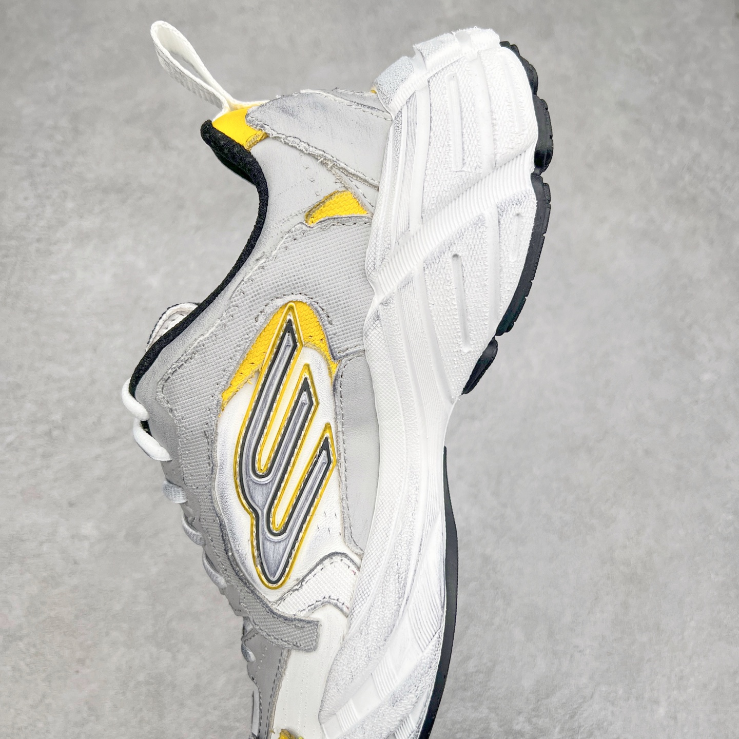 图片[7]-＃VG零售版 Balenciaga Monday 巴黎世家圆头厚底低帮老爹鞋 全套原纸板楦头开发 最原汁原味的灵魂版型 全鞋荧光划线卡点 胶水把控整洁度追求极致完美 每一双都是工艺品 多重QC质检 超越公司货的品控标准 实实在在的免检产品 原盒原配 正确字体电绣 粗细、位置、大小正确 侧边TPU 透气孔匹配意产原版 正确分离大底 TPU软底 原版一致大底LOGO 立体感十足 原厂皮料水洗做旧 采购原厂网纱 偏大一码 尺码：35 36 37 38 39 40 41 42 43 44 45 46-选品中心