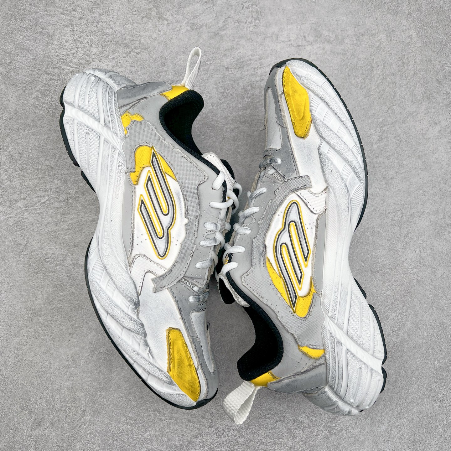 图片[3]-＃VG零售版 Balenciaga Monday 巴黎世家圆头厚底低帮老爹鞋 全套原纸板楦头开发 最原汁原味的灵魂版型 全鞋荧光划线卡点 胶水把控整洁度追求极致完美 每一双都是工艺品 多重QC质检 超越公司货的品控标准 实实在在的免检产品 原盒原配 正确字体电绣 粗细、位置、大小正确 侧边TPU 透气孔匹配意产原版 正确分离大底 TPU软底 原版一致大底LOGO 立体感十足 原厂皮料水洗做旧 采购原厂网纱 偏大一码 尺码：35 36 37 38 39 40 41 42 43 44 45 46-选品中心