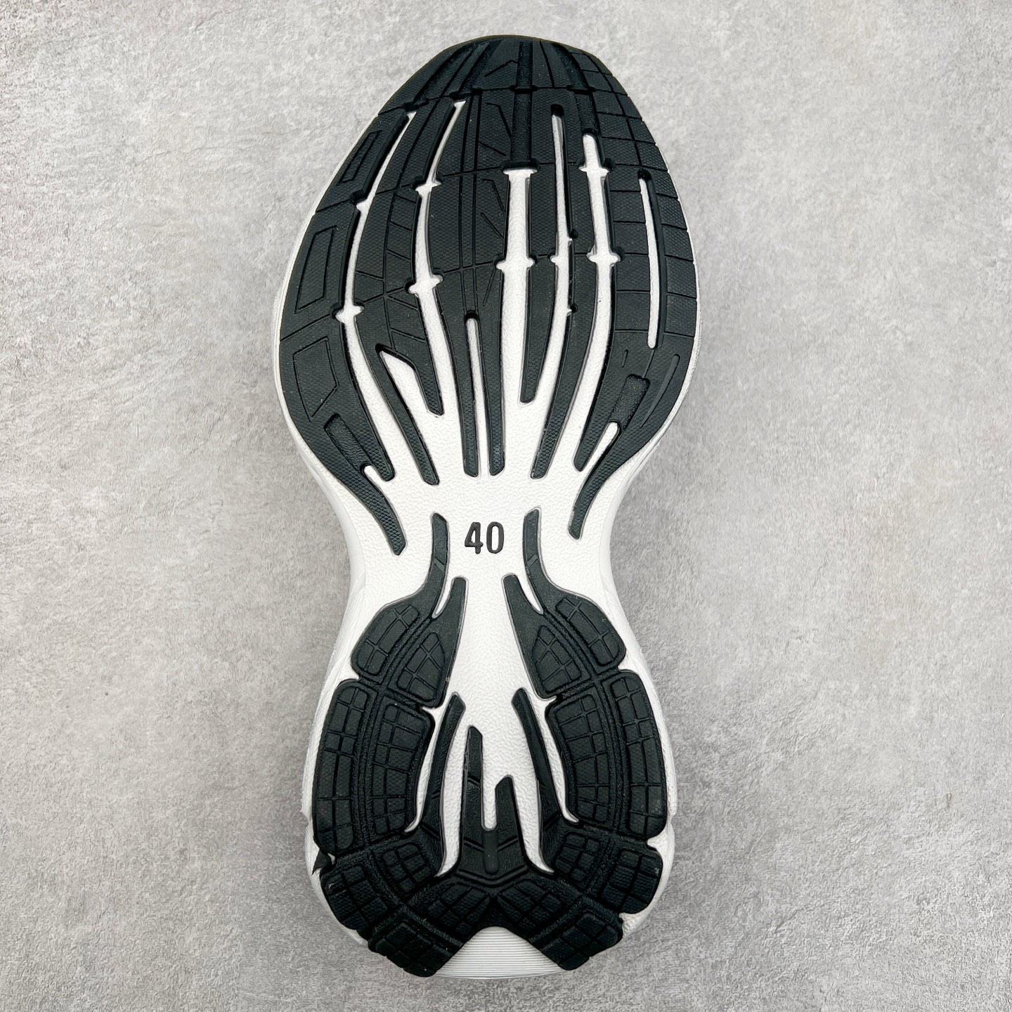 图片[9]-＃VG零售版 Balenciaga Monday 巴黎世家圆头厚底低帮老爹鞋 全套原纸板楦头开发 最原汁原味的灵魂版型 全鞋荧光划线卡点 胶水把控整洁度追求极致完美 每一双都是工艺品 多重QC质检 超越公司货的品控标准 实实在在的免检产品 原盒原配 正确字体电绣 粗细、位置、大小正确 侧边TPU 透气孔匹配意产原版 正确分离大底 TPU软底 原版一致大底LOGO 立体感十足 原厂皮料水洗做旧 采购原厂网纱 偏大一码 尺码：35 36 37 38 39 40 41 42 43 44 45 46-选品中心