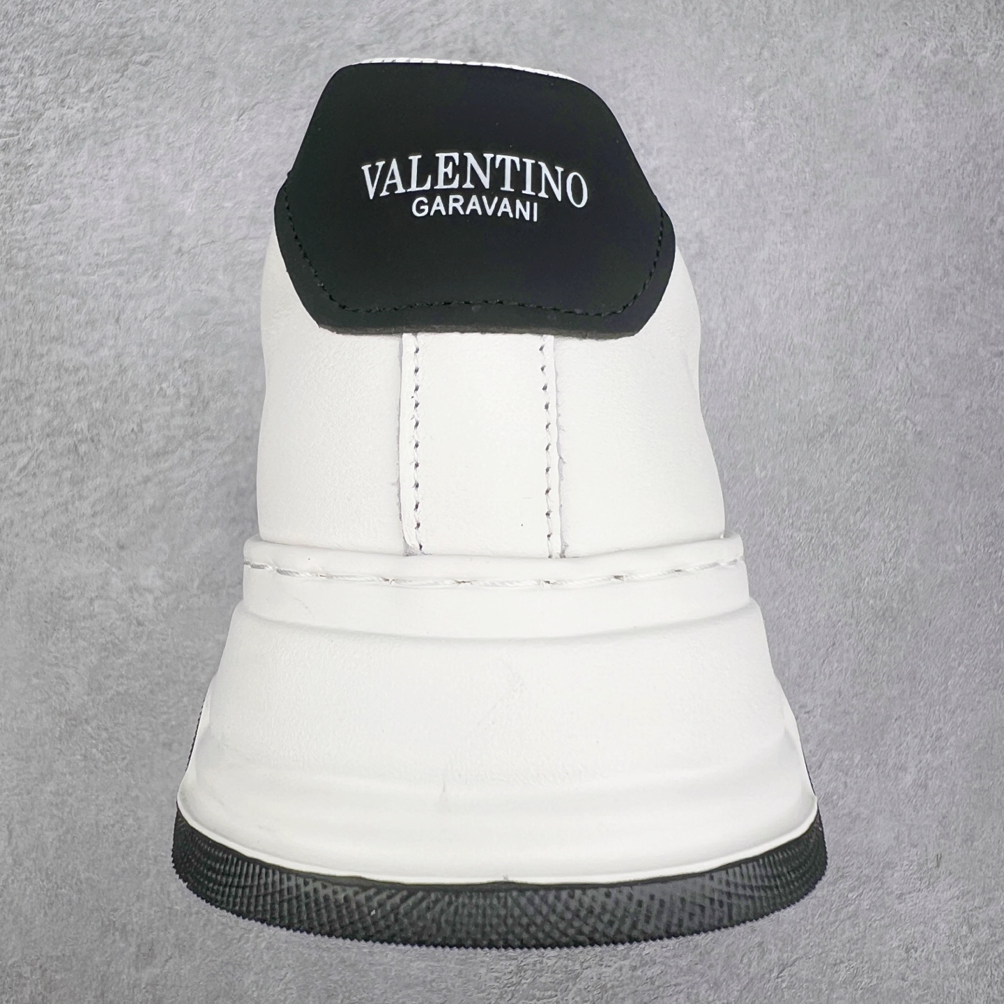 图片[8]-Valentino 华伦天奴 Rockstud untitled 厚底休闲小白鞋 明星同款 软羊皮低帮运动板鞋 经典百搭款绗缝格纹打造瞩目朋克风格 考究皮质构塑和简洁轮廓 流畅的线条奠定酷感基调 装饰质感橡胶效果 背面与鞋舌装饰 穿出了不一样的随性和时髦 阿那亚大秀可谓是刷爆了时尚圈 鞋面全油边 面料：定制牛皮+独家开模橡胶发泡大底 轻便防滑耐磨 脚感舒适 款式耐看做工精细 全套包装 尺码：39 40 41 42 43 44（皮鞋码）-选品中心