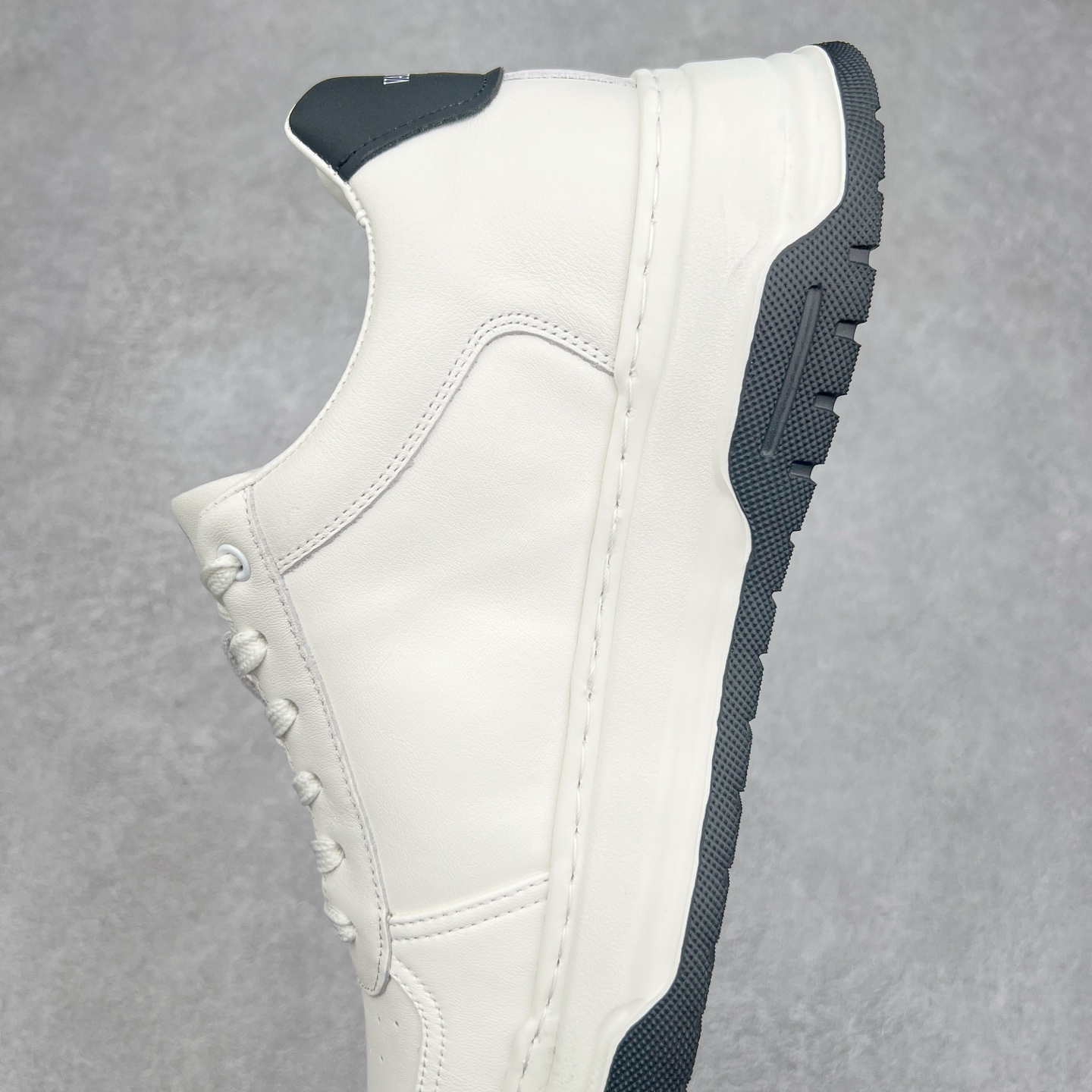 图片[7]-Valentino 华伦天奴 Rockstud untitled 厚底休闲小白鞋 明星同款 软羊皮低帮运动板鞋 经典百搭款绗缝格纹打造瞩目朋克风格 考究皮质构塑和简洁轮廓 流畅的线条奠定酷感基调 装饰质感橡胶效果 背面与鞋舌装饰 穿出了不一样的随性和时髦 阿那亚大秀可谓是刷爆了时尚圈 鞋面全油边 面料：定制牛皮+独家开模橡胶发泡大底 轻便防滑耐磨 脚感舒适 款式耐看做工精细 全套包装 尺码：39 40 41 42 43 44（皮鞋码）-选品中心