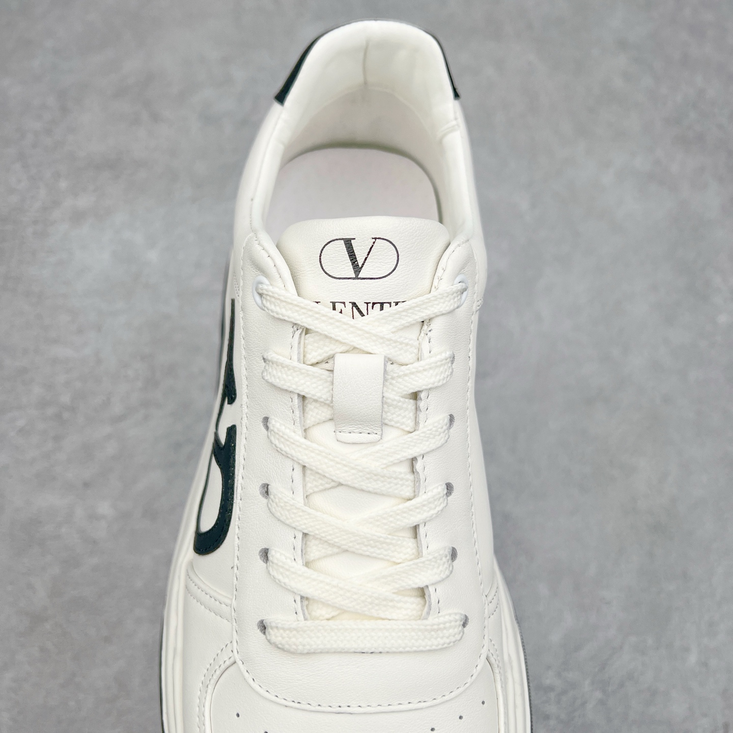 图片[5]-Valentino 华伦天奴 Rockstud untitled 厚底休闲小白鞋 明星同款 软羊皮低帮运动板鞋 经典百搭款绗缝格纹打造瞩目朋克风格 考究皮质构塑和简洁轮廓 流畅的线条奠定酷感基调 装饰质感橡胶效果 背面与鞋舌装饰 穿出了不一样的随性和时髦 阿那亚大秀可谓是刷爆了时尚圈 鞋面全油边 面料：定制牛皮+独家开模橡胶发泡大底 轻便防滑耐磨 脚感舒适 款式耐看做工精细 全套包装 尺码：39 40 41 42 43 44（皮鞋码）-选品中心