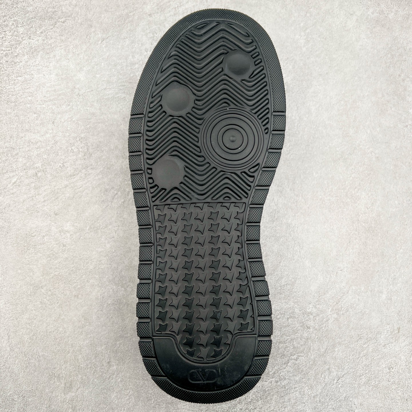 图片[9]-Valentino 华伦天奴 Rockstud untitled 厚底休闲小白鞋 明星同款 软羊皮低帮运动板鞋 经典百搭款绗缝格纹打造瞩目朋克风格 考究皮质构塑和简洁轮廓 流畅的线条奠定酷感基调 装饰质感橡胶效果 背面与鞋舌装饰 穿出了不一样的随性和时髦 阿那亚大秀可谓是刷爆了时尚圈 鞋面全油边 面料：定制牛皮+独家开模橡胶发泡大底 轻便防滑耐磨 脚感舒适 款式耐看做工精细 全套包装 尺码：39 40 41 42 43 44（皮鞋码）-选品中心