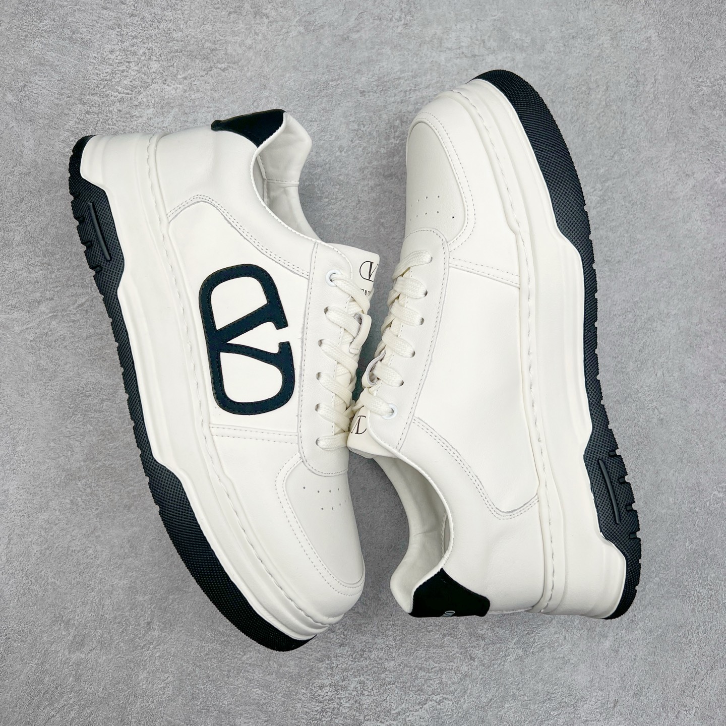 图片[3]-Valentino 华伦天奴 Rockstud untitled 厚底休闲小白鞋 明星同款 软羊皮低帮运动板鞋 经典百搭款绗缝格纹打造瞩目朋克风格 考究皮质构塑和简洁轮廓 流畅的线条奠定酷感基调 装饰质感橡胶效果 背面与鞋舌装饰 穿出了不一样的随性和时髦 阿那亚大秀可谓是刷爆了时尚圈 鞋面全油边 面料：定制牛皮+独家开模橡胶发泡大底 轻便防滑耐磨 脚感舒适 款式耐看做工精细 全套包装 尺码：39 40 41 42 43 44（皮鞋码）-选品中心