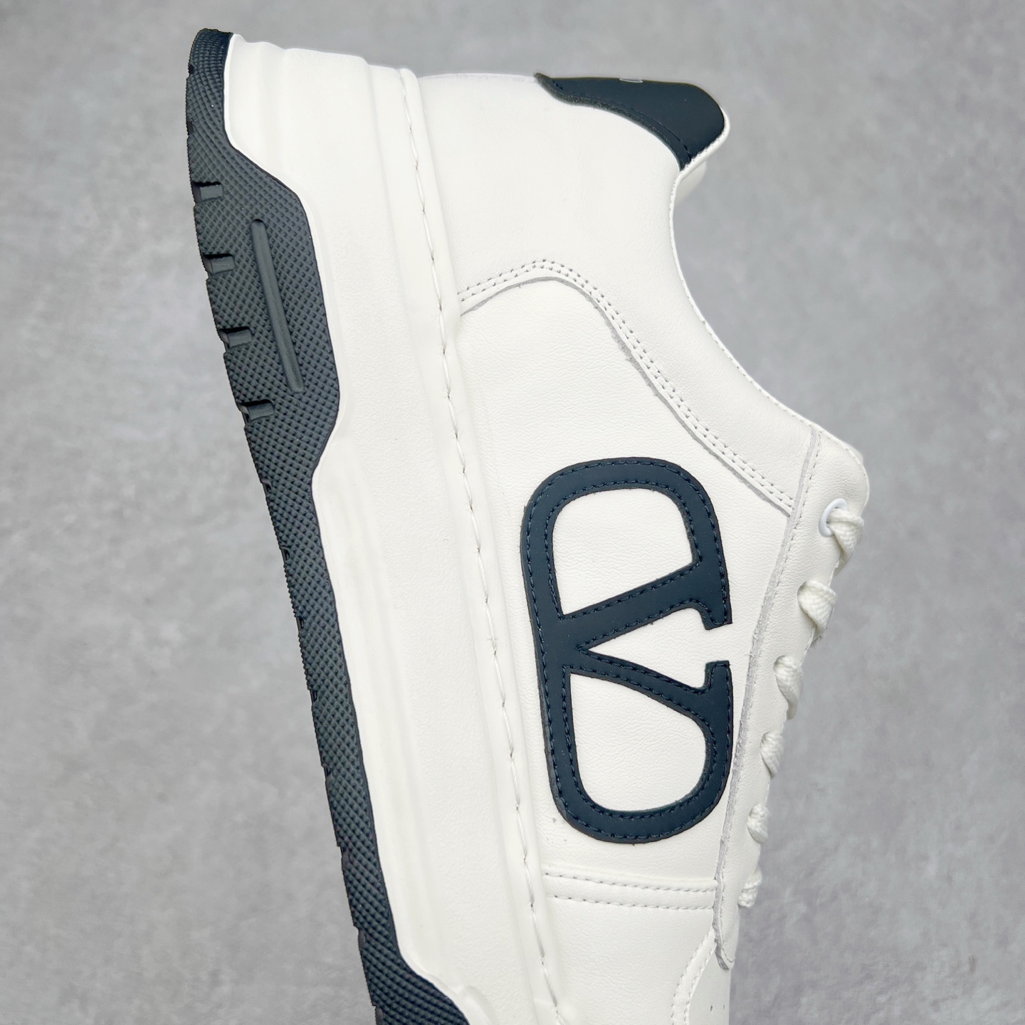 图片[6]-Valentino 华伦天奴 Rockstud untitled 厚底休闲小白鞋 明星同款 软羊皮低帮运动板鞋 经典百搭款绗缝格纹打造瞩目朋克风格 考究皮质构塑和简洁轮廓 流畅的线条奠定酷感基调 装饰质感橡胶效果 背面与鞋舌装饰 穿出了不一样的随性和时髦 阿那亚大秀可谓是刷爆了时尚圈 鞋面全油边 面料：定制牛皮+独家开模橡胶发泡大底 轻便防滑耐磨 脚感舒适 款式耐看做工精细 全套包装 尺码：39 40 41 42 43 44（皮鞋码）-选品中心