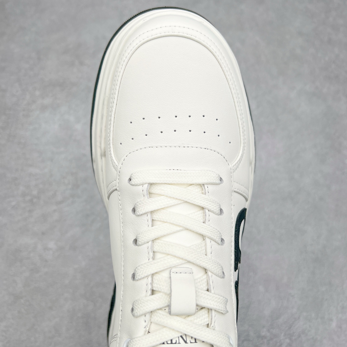 图片[4]-Valentino 华伦天奴 Rockstud untitled 厚底休闲小白鞋 明星同款 软羊皮低帮运动板鞋 经典百搭款绗缝格纹打造瞩目朋克风格 考究皮质构塑和简洁轮廓 流畅的线条奠定酷感基调 装饰质感橡胶效果 背面与鞋舌装饰 穿出了不一样的随性和时髦 阿那亚大秀可谓是刷爆了时尚圈 鞋面全油边 面料：定制牛皮+独家开模橡胶发泡大底 轻便防滑耐磨 脚感舒适 款式耐看做工精细 全套包装 尺码：39 40 41 42 43 44（皮鞋码）-选品中心