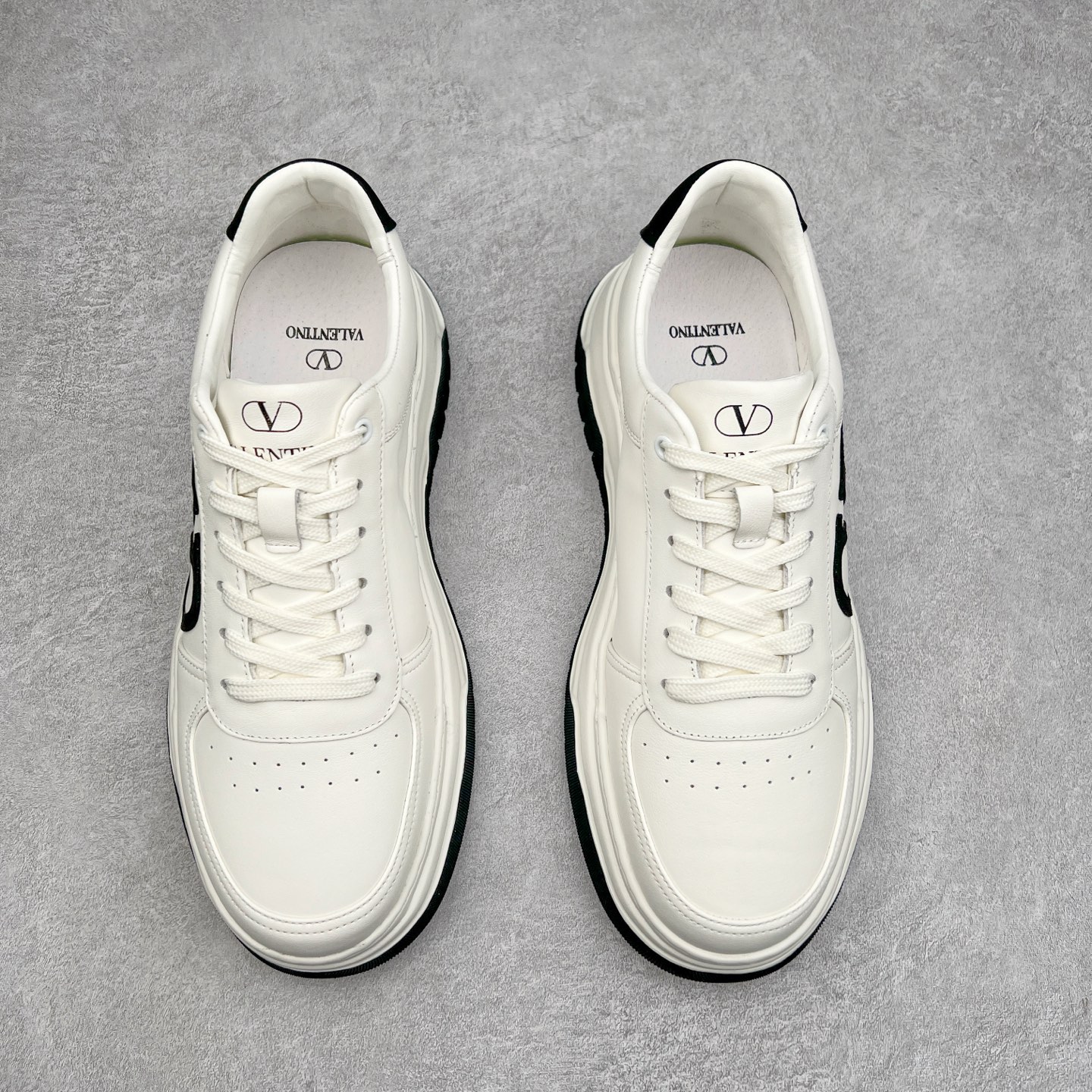 图片[2]-Valentino 华伦天奴 Rockstud untitled 厚底休闲小白鞋 明星同款 软羊皮低帮运动板鞋 经典百搭款绗缝格纹打造瞩目朋克风格 考究皮质构塑和简洁轮廓 流畅的线条奠定酷感基调 装饰质感橡胶效果 背面与鞋舌装饰 穿出了不一样的随性和时髦 阿那亚大秀可谓是刷爆了时尚圈 鞋面全油边 面料：定制牛皮+独家开模橡胶发泡大底 轻便防滑耐磨 脚感舒适 款式耐看做工精细 全套包装 尺码：39 40 41 42 43 44（皮鞋码）-选品中心