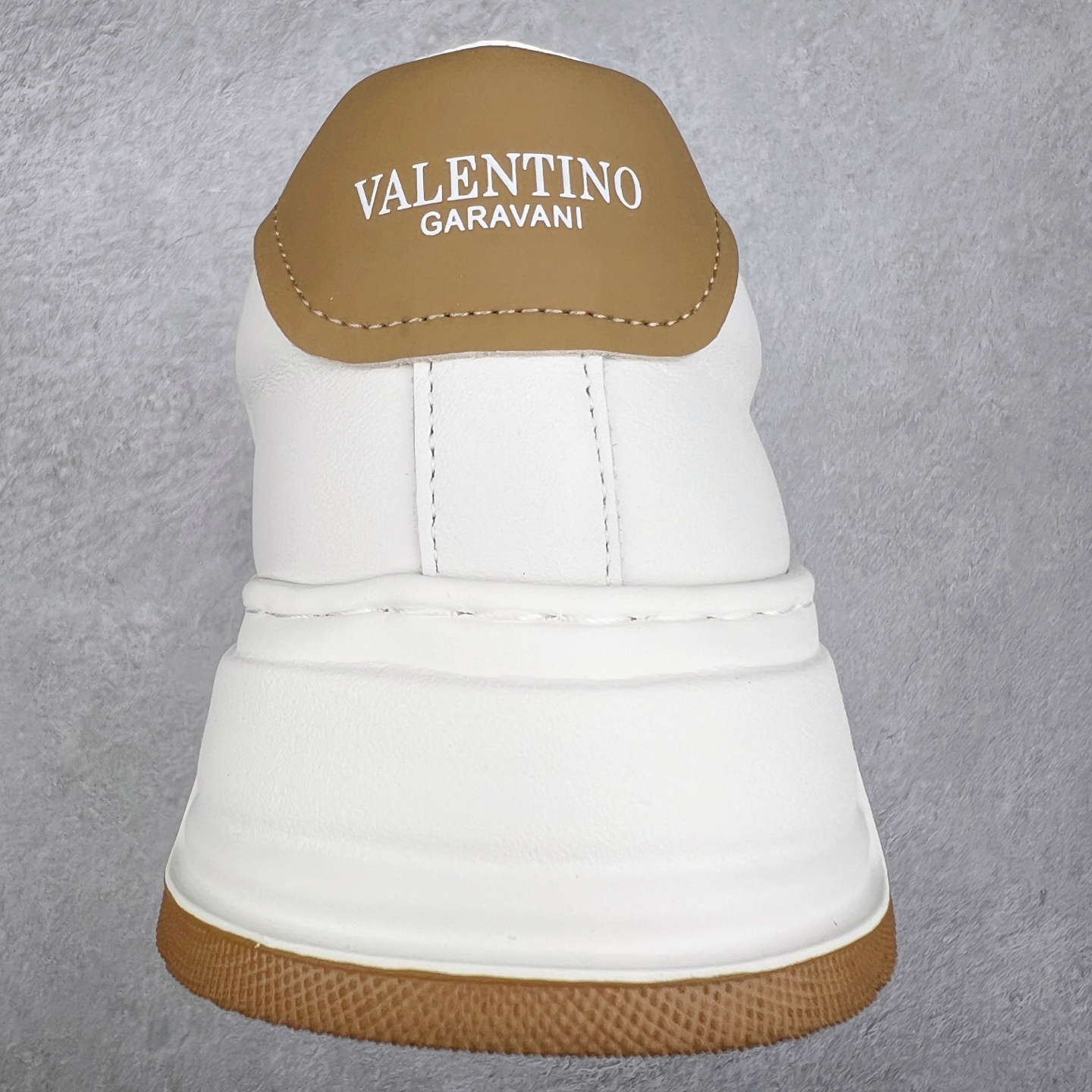 图片[8]-Valentino 华伦天奴 Rockstud untitled 厚底休闲小白鞋 明星同款 软羊皮低帮运动板鞋 经典百搭款绗缝格纹打造瞩目朋克风格 考究皮质构塑和简洁轮廓 流畅的线条奠定酷感基调 装饰质感橡胶效果 背面与鞋舌装饰 穿出了不一样的随性和时髦 阿那亚大秀可谓是刷爆了时尚圈 鞋面全油边 面料：定制牛皮+独家开模橡胶发泡大底 轻便防滑耐磨 脚感舒适 款式耐看做工精细 全套包装 尺码：39 40 41 42 43 44（皮鞋码）-选品中心