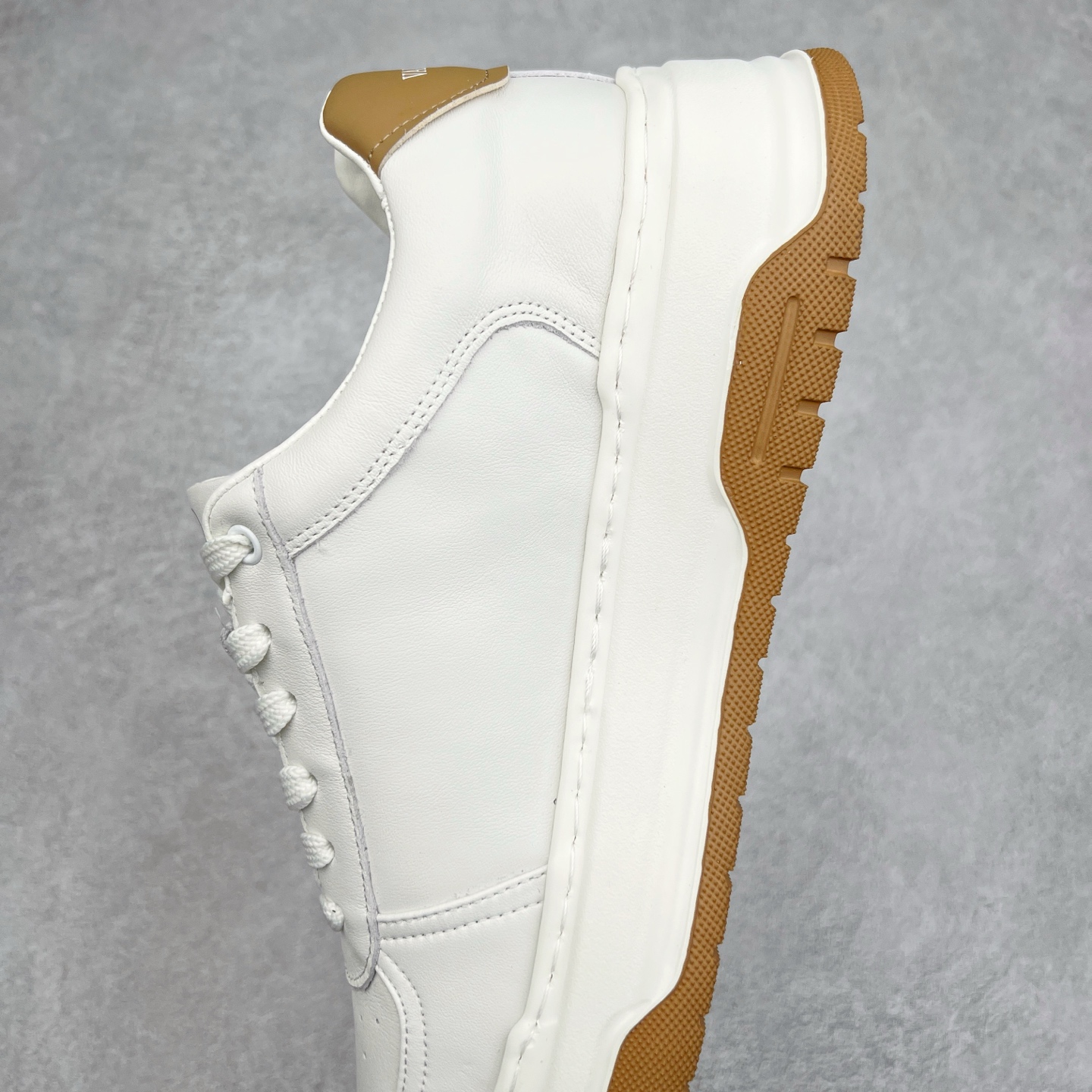 图片[7]-Valentino 华伦天奴 Rockstud untitled 厚底休闲小白鞋 明星同款 软羊皮低帮运动板鞋 经典百搭款绗缝格纹打造瞩目朋克风格 考究皮质构塑和简洁轮廓 流畅的线条奠定酷感基调 装饰质感橡胶效果 背面与鞋舌装饰 穿出了不一样的随性和时髦 阿那亚大秀可谓是刷爆了时尚圈 鞋面全油边 面料：定制牛皮+独家开模橡胶发泡大底 轻便防滑耐磨 脚感舒适 款式耐看做工精细 全套包装 尺码：39 40 41 42 43 44（皮鞋码）-选品中心