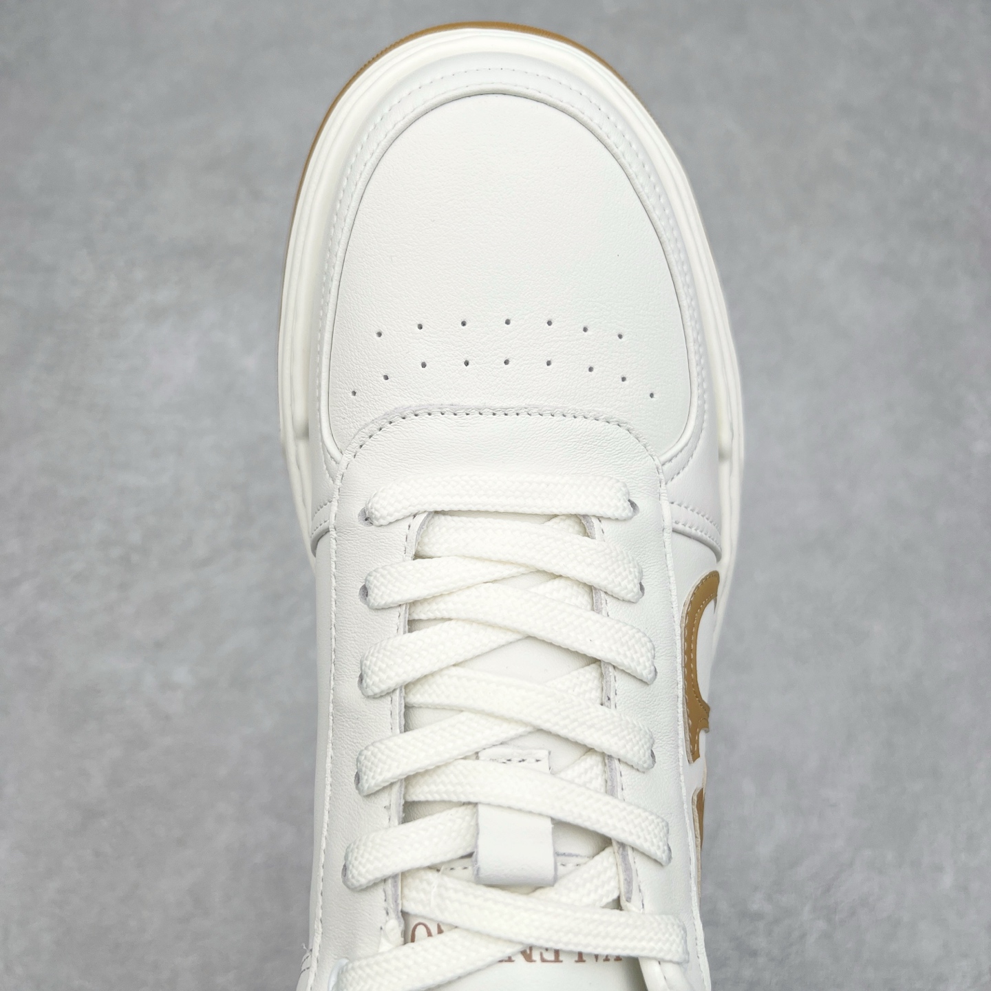 图片[4]-Valentino 华伦天奴 Rockstud untitled 厚底休闲小白鞋 明星同款 软羊皮低帮运动板鞋 经典百搭款绗缝格纹打造瞩目朋克风格 考究皮质构塑和简洁轮廓 流畅的线条奠定酷感基调 装饰质感橡胶效果 背面与鞋舌装饰 穿出了不一样的随性和时髦 阿那亚大秀可谓是刷爆了时尚圈 鞋面全油边 面料：定制牛皮+独家开模橡胶发泡大底 轻便防滑耐磨 脚感舒适 款式耐看做工精细 全套包装 尺码：39 40 41 42 43 44（皮鞋码）-选品中心