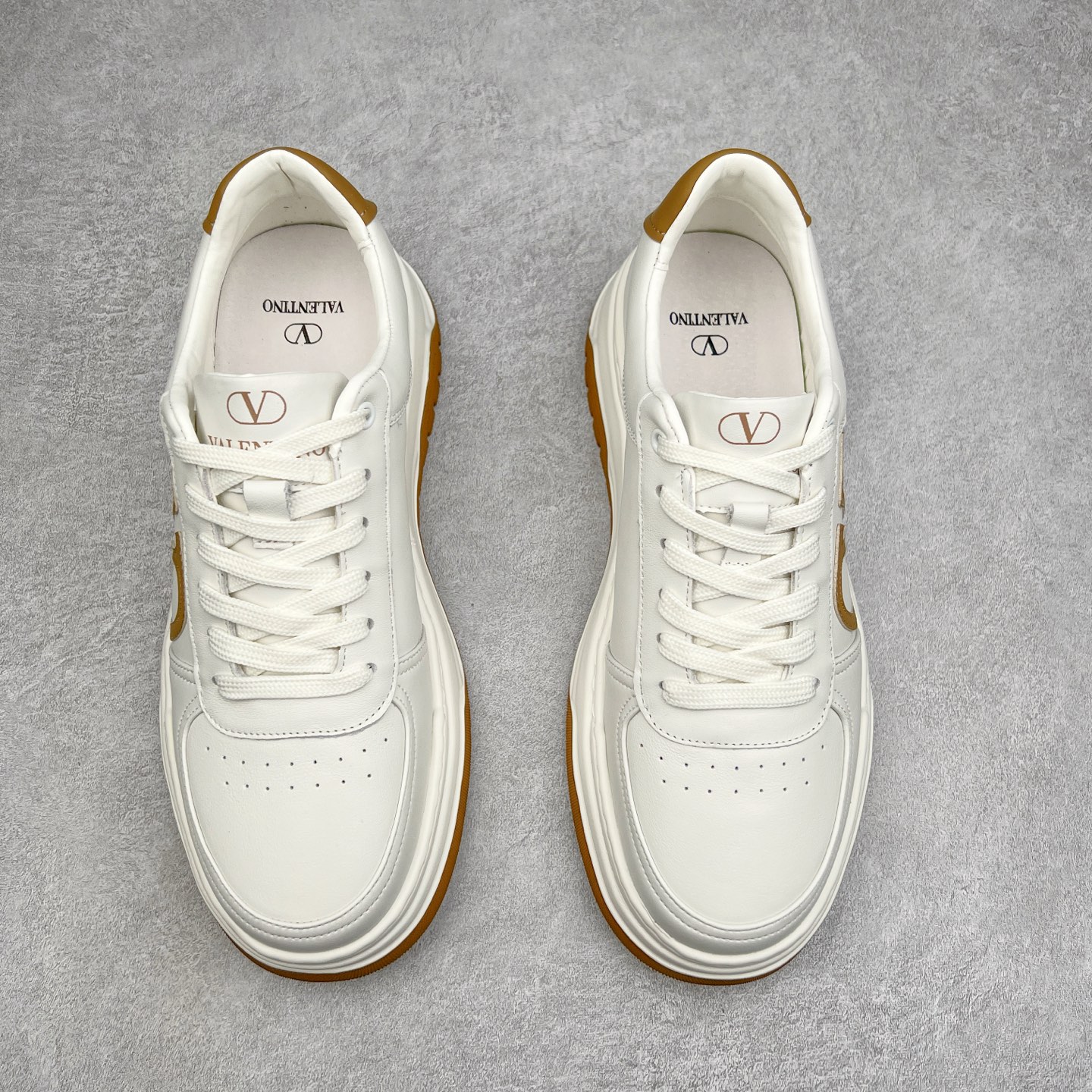 图片[2]-Valentino 华伦天奴 Rockstud untitled 厚底休闲小白鞋 明星同款 软羊皮低帮运动板鞋 经典百搭款绗缝格纹打造瞩目朋克风格 考究皮质构塑和简洁轮廓 流畅的线条奠定酷感基调 装饰质感橡胶效果 背面与鞋舌装饰 穿出了不一样的随性和时髦 阿那亚大秀可谓是刷爆了时尚圈 鞋面全油边 面料：定制牛皮+独家开模橡胶发泡大底 轻便防滑耐磨 脚感舒适 款式耐看做工精细 全套包装 尺码：39 40 41 42 43 44（皮鞋码）-选品中心