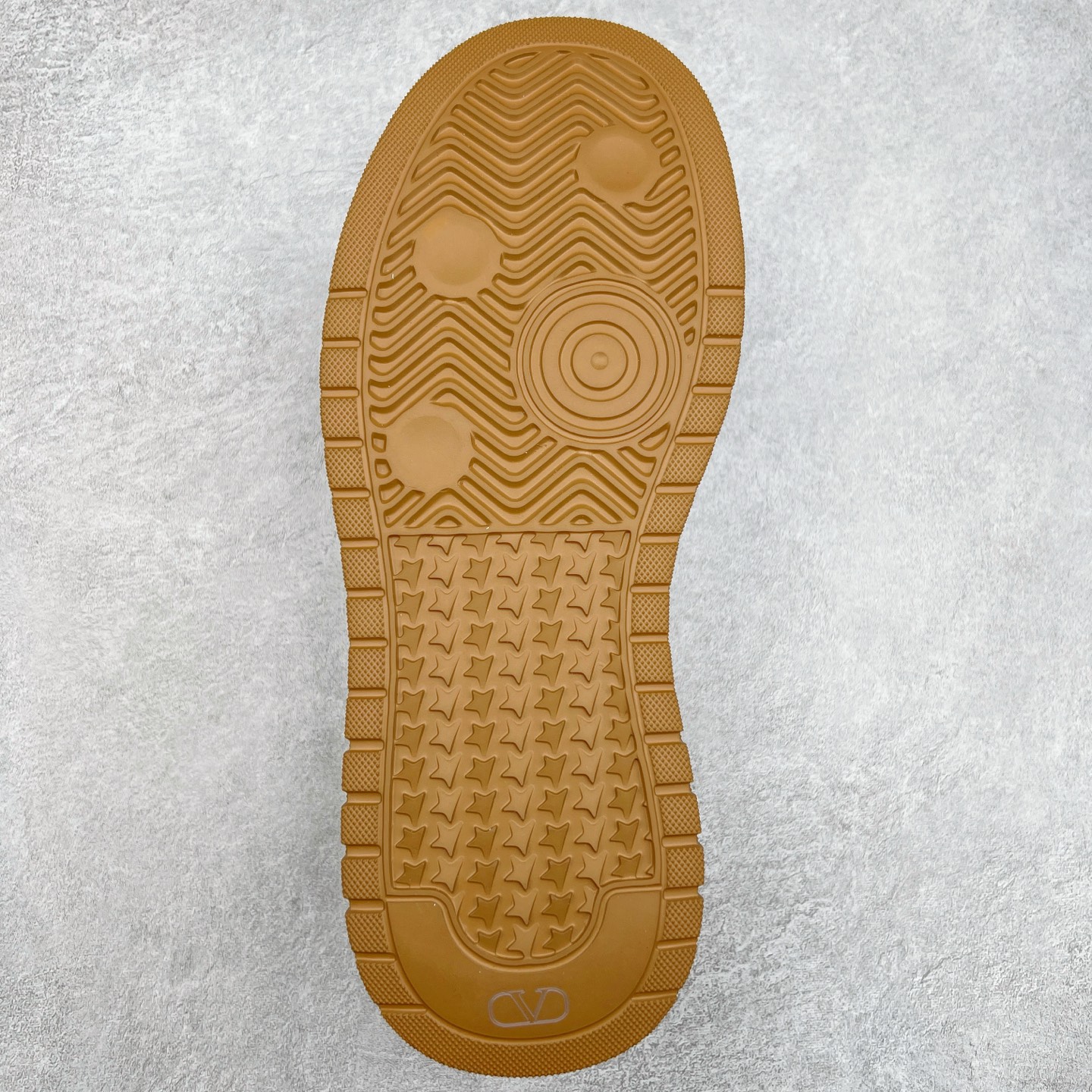 图片[9]-Valentino 华伦天奴 Rockstud untitled 厚底休闲小白鞋 明星同款 软羊皮低帮运动板鞋 经典百搭款绗缝格纹打造瞩目朋克风格 考究皮质构塑和简洁轮廓 流畅的线条奠定酷感基调 装饰质感橡胶效果 背面与鞋舌装饰 穿出了不一样的随性和时髦 阿那亚大秀可谓是刷爆了时尚圈 鞋面全油边 面料：定制牛皮+独家开模橡胶发泡大底 轻便防滑耐磨 脚感舒适 款式耐看做工精细 全套包装 尺码：39 40 41 42 43 44（皮鞋码）-选品中心