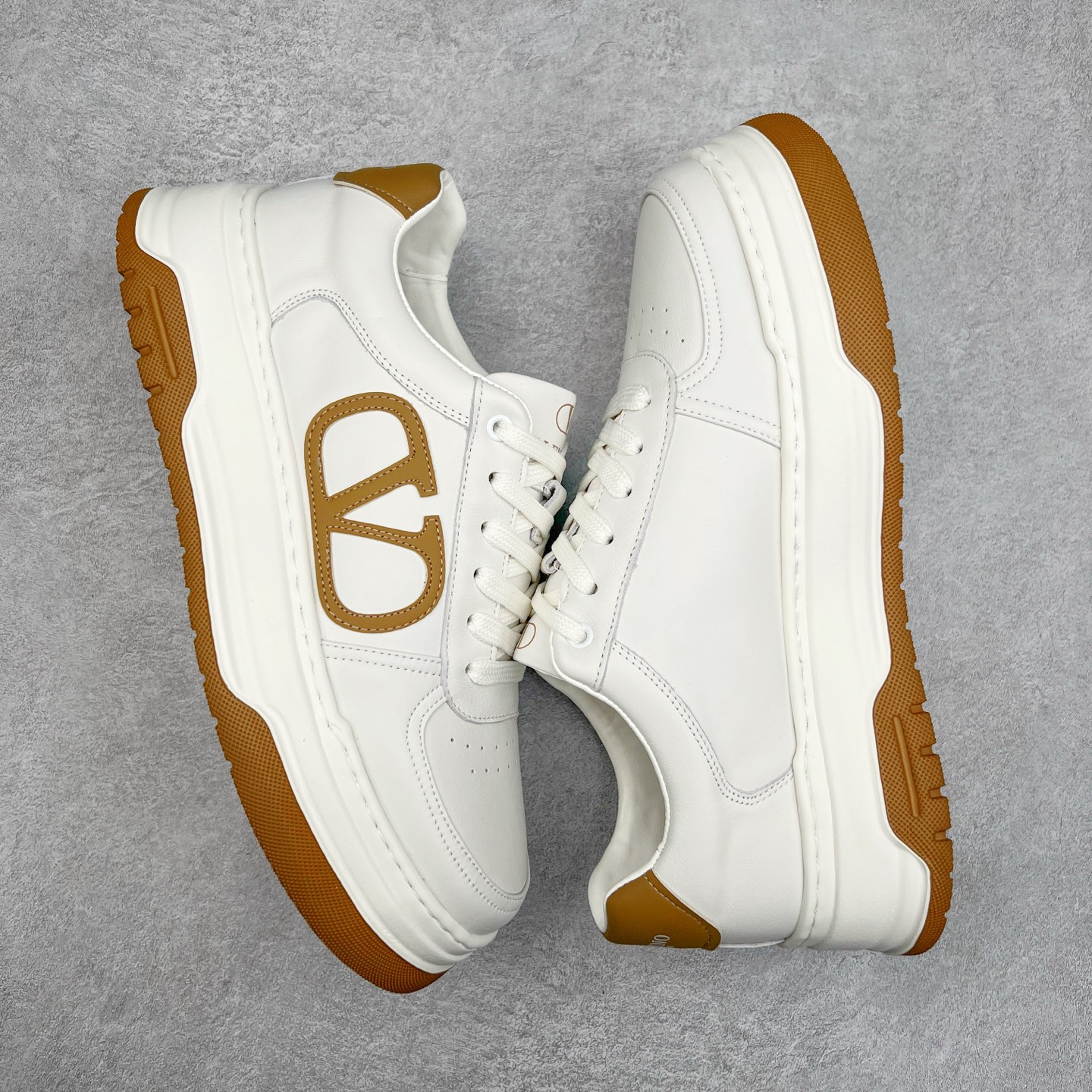 图片[3]-Valentino 华伦天奴 Rockstud untitled 厚底休闲小白鞋 明星同款 软羊皮低帮运动板鞋 经典百搭款绗缝格纹打造瞩目朋克风格 考究皮质构塑和简洁轮廓 流畅的线条奠定酷感基调 装饰质感橡胶效果 背面与鞋舌装饰 穿出了不一样的随性和时髦 阿那亚大秀可谓是刷爆了时尚圈 鞋面全油边 面料：定制牛皮+独家开模橡胶发泡大底 轻便防滑耐磨 脚感舒适 款式耐看做工精细 全套包装 尺码：39 40 41 42 43 44（皮鞋码）-选品中心