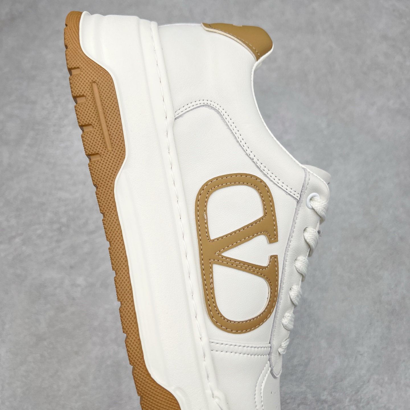 图片[6]-Valentino 华伦天奴 Rockstud untitled 厚底休闲小白鞋 明星同款 软羊皮低帮运动板鞋 经典百搭款绗缝格纹打造瞩目朋克风格 考究皮质构塑和简洁轮廓 流畅的线条奠定酷感基调 装饰质感橡胶效果 背面与鞋舌装饰 穿出了不一样的随性和时髦 阿那亚大秀可谓是刷爆了时尚圈 鞋面全油边 面料：定制牛皮+独家开模橡胶发泡大底 轻便防滑耐磨 脚感舒适 款式耐看做工精细 全套包装 尺码：39 40 41 42 43 44（皮鞋码）-选品中心