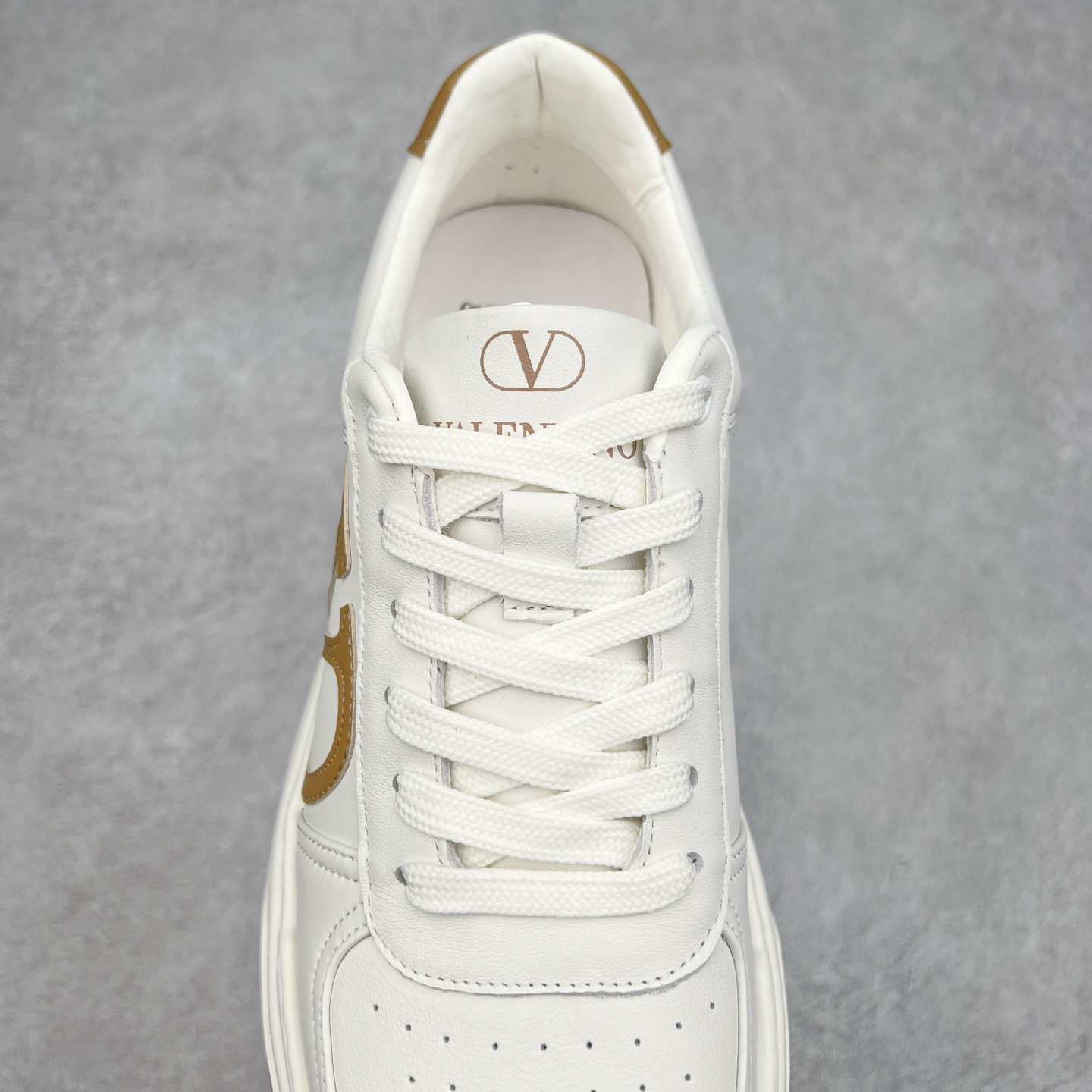 图片[5]-Valentino 华伦天奴 Rockstud untitled 厚底休闲小白鞋 明星同款 软羊皮低帮运动板鞋 经典百搭款绗缝格纹打造瞩目朋克风格 考究皮质构塑和简洁轮廓 流畅的线条奠定酷感基调 装饰质感橡胶效果 背面与鞋舌装饰 穿出了不一样的随性和时髦 阿那亚大秀可谓是刷爆了时尚圈 鞋面全油边 面料：定制牛皮+独家开模橡胶发泡大底 轻便防滑耐磨 脚感舒适 款式耐看做工精细 全套包装 尺码：39 40 41 42 43 44（皮鞋码）-选品中心