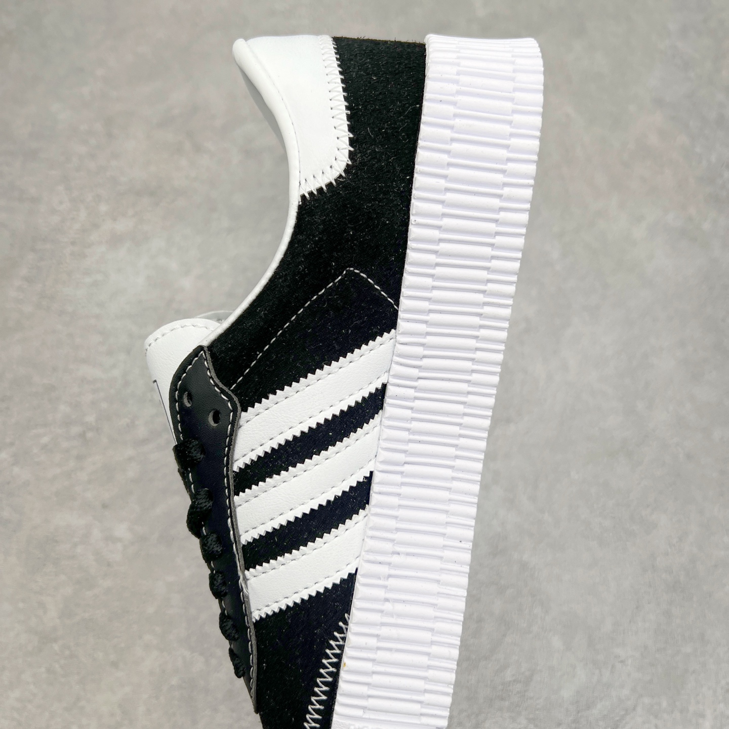 图片[7]-AD Originals Campus 00s 学院系列面包风经典复古低帮百搭休闲运动板鞋 FU0666 这次 Originals 选择了以经典复古鞋型 Campus 为蓝本打造全新面包鞋 这款鞋型联名不断 冠希当年对它更是钟爱有加 论牌面丝毫不输贝壳头、Forum 等大热鞋型 这次 Campus 一改 80 年代的瘦长造型 鞋舌、鞋身、鞋底甚至细节都变大了 营造出千禧年前后流行的面包鞋宽大廓形 因此鞋名改为 Campus 00s 鞋身采用绒面皮料搭配白色常规皮革 质感上还是延续了经典 Campus 的设计 鞋舌填充更加饱满 让鞋款整体看起来更加圆润 搭配上这款浅蓝配色 「蓝胖子」造型真的很可爱 鞋舌还加入了与以往 Campus 不同的全新三叶草 Logo 令造型更具千禧气息 鞋带也采用了加宽的设计 如果你不喜欢 这次还附送了传统鞋带可以替换 鞋底采用了米黄做旧设计 凸显鞋款的复古年代感 除了清新可人的浅蓝配色 还有一款酷灰配色 造型更加硬朗复古 而且相比浅蓝配色更加耐脏 尺码：36 36⅔ 37⅓ 38 38⅔ 39⅓ 40 40⅔ 41⅓ 42 42⅔ 43⅓ 44 45-选品中心