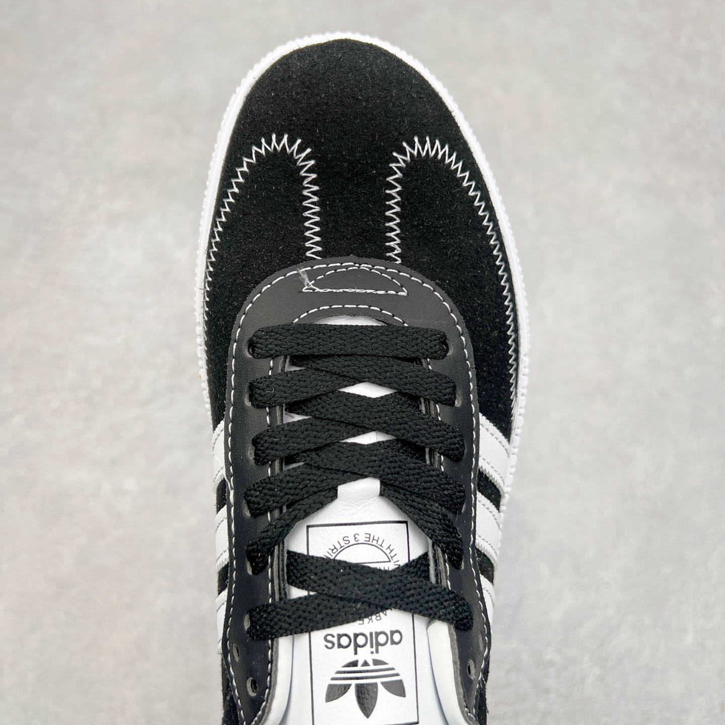 图片[4]-AD Originals Campus 00s 学院系列面包风经典复古低帮百搭休闲运动板鞋 FU0666 这次 Originals 选择了以经典复古鞋型 Campus 为蓝本打造全新面包鞋 这款鞋型联名不断 冠希当年对它更是钟爱有加 论牌面丝毫不输贝壳头、Forum 等大热鞋型 这次 Campus 一改 80 年代的瘦长造型 鞋舌、鞋身、鞋底甚至细节都变大了 营造出千禧年前后流行的面包鞋宽大廓形 因此鞋名改为 Campus 00s 鞋身采用绒面皮料搭配白色常规皮革 质感上还是延续了经典 Campus 的设计 鞋舌填充更加饱满 让鞋款整体看起来更加圆润 搭配上这款浅蓝配色 「蓝胖子」造型真的很可爱 鞋舌还加入了与以往 Campus 不同的全新三叶草 Logo 令造型更具千禧气息 鞋带也采用了加宽的设计 如果你不喜欢 这次还附送了传统鞋带可以替换 鞋底采用了米黄做旧设计 凸显鞋款的复古年代感 除了清新可人的浅蓝配色 还有一款酷灰配色 造型更加硬朗复古 而且相比浅蓝配色更加耐脏 尺码：36 36⅔ 37⅓ 38 38⅔ 39⅓ 40 40⅔ 41⅓ 42 42⅔ 43⅓ 44 45-选品中心