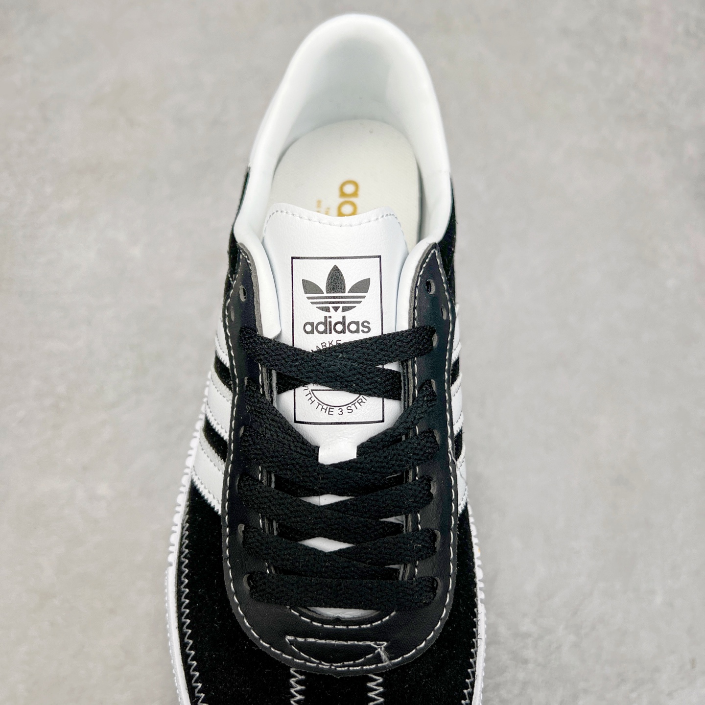 图片[5]-AD Originals Campus 00s 学院系列面包风经典复古低帮百搭休闲运动板鞋 FU0666 这次 Originals 选择了以经典复古鞋型 Campus 为蓝本打造全新面包鞋 这款鞋型联名不断 冠希当年对它更是钟爱有加 论牌面丝毫不输贝壳头、Forum 等大热鞋型 这次 Campus 一改 80 年代的瘦长造型 鞋舌、鞋身、鞋底甚至细节都变大了 营造出千禧年前后流行的面包鞋宽大廓形 因此鞋名改为 Campus 00s 鞋身采用绒面皮料搭配白色常规皮革 质感上还是延续了经典 Campus 的设计 鞋舌填充更加饱满 让鞋款整体看起来更加圆润 搭配上这款浅蓝配色 「蓝胖子」造型真的很可爱 鞋舌还加入了与以往 Campus 不同的全新三叶草 Logo 令造型更具千禧气息 鞋带也采用了加宽的设计 如果你不喜欢 这次还附送了传统鞋带可以替换 鞋底采用了米黄做旧设计 凸显鞋款的复古年代感 除了清新可人的浅蓝配色 还有一款酷灰配色 造型更加硬朗复古 而且相比浅蓝配色更加耐脏 尺码：36 36⅔ 37⅓ 38 38⅔ 39⅓ 40 40⅔ 41⅓ 42 42⅔ 43⅓ 44 45-选品中心