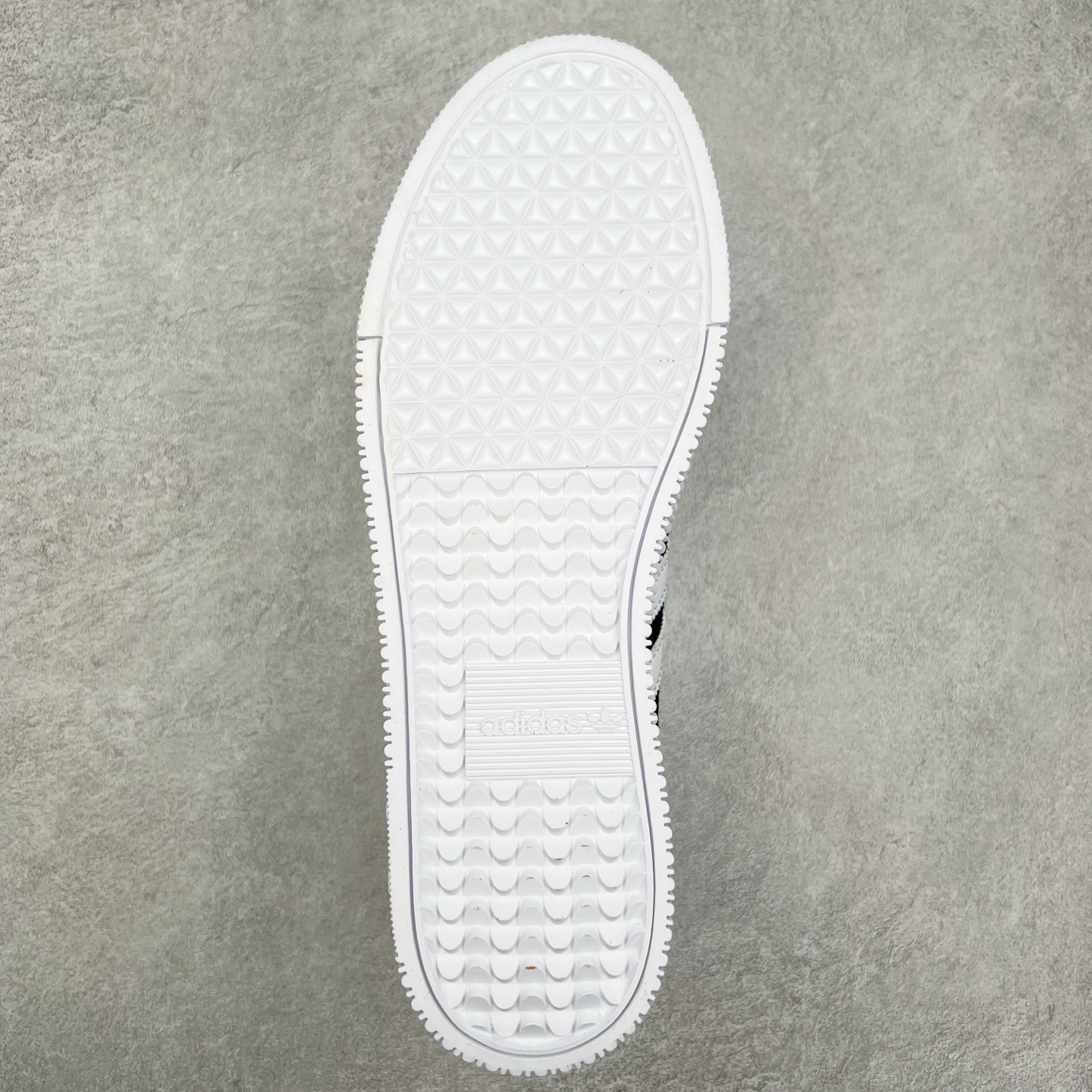 图片[9]-AD Originals Campus 00s 学院系列面包风经典复古低帮百搭休闲运动板鞋 FU0666 这次 Originals 选择了以经典复古鞋型 Campus 为蓝本打造全新面包鞋 这款鞋型联名不断 冠希当年对它更是钟爱有加 论牌面丝毫不输贝壳头、Forum 等大热鞋型 这次 Campus 一改 80 年代的瘦长造型 鞋舌、鞋身、鞋底甚至细节都变大了 营造出千禧年前后流行的面包鞋宽大廓形 因此鞋名改为 Campus 00s 鞋身采用绒面皮料搭配白色常规皮革 质感上还是延续了经典 Campus 的设计 鞋舌填充更加饱满 让鞋款整体看起来更加圆润 搭配上这款浅蓝配色 「蓝胖子」造型真的很可爱 鞋舌还加入了与以往 Campus 不同的全新三叶草 Logo 令造型更具千禧气息 鞋带也采用了加宽的设计 如果你不喜欢 这次还附送了传统鞋带可以替换 鞋底采用了米黄做旧设计 凸显鞋款的复古年代感 除了清新可人的浅蓝配色 还有一款酷灰配色 造型更加硬朗复古 而且相比浅蓝配色更加耐脏 尺码：36 36⅔ 37⅓ 38 38⅔ 39⅓ 40 40⅔ 41⅓ 42 42⅔ 43⅓ 44 45-选品中心