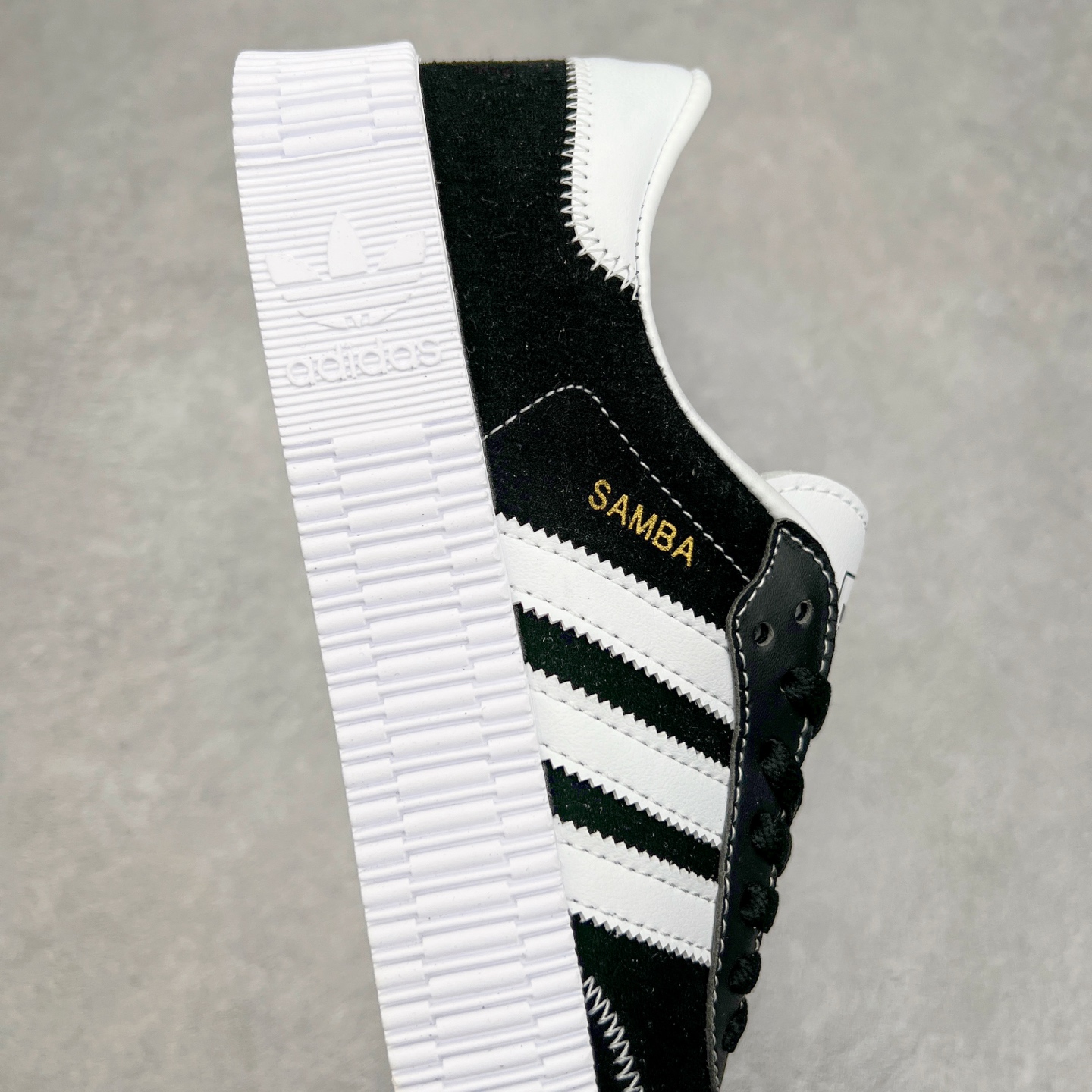 图片[6]-AD Originals Campus 00s 学院系列面包风经典复古低帮百搭休闲运动板鞋 FU0666 这次 Originals 选择了以经典复古鞋型 Campus 为蓝本打造全新面包鞋 这款鞋型联名不断 冠希当年对它更是钟爱有加 论牌面丝毫不输贝壳头、Forum 等大热鞋型 这次 Campus 一改 80 年代的瘦长造型 鞋舌、鞋身、鞋底甚至细节都变大了 营造出千禧年前后流行的面包鞋宽大廓形 因此鞋名改为 Campus 00s 鞋身采用绒面皮料搭配白色常规皮革 质感上还是延续了经典 Campus 的设计 鞋舌填充更加饱满 让鞋款整体看起来更加圆润 搭配上这款浅蓝配色 「蓝胖子」造型真的很可爱 鞋舌还加入了与以往 Campus 不同的全新三叶草 Logo 令造型更具千禧气息 鞋带也采用了加宽的设计 如果你不喜欢 这次还附送了传统鞋带可以替换 鞋底采用了米黄做旧设计 凸显鞋款的复古年代感 除了清新可人的浅蓝配色 还有一款酷灰配色 造型更加硬朗复古 而且相比浅蓝配色更加耐脏 尺码：36 36⅔ 37⅓ 38 38⅔ 39⅓ 40 40⅔ 41⅓ 42 42⅔ 43⅓ 44 45-选品中心