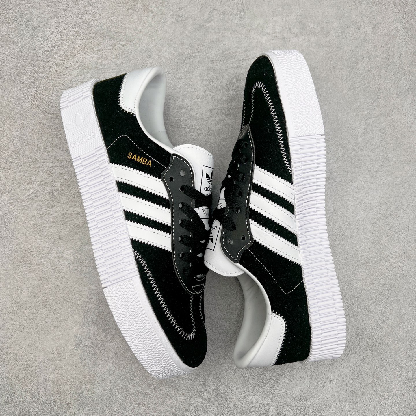 图片[3]-AD Originals Campus 00s 学院系列面包风经典复古低帮百搭休闲运动板鞋 FU0666 这次 Originals 选择了以经典复古鞋型 Campus 为蓝本打造全新面包鞋 这款鞋型联名不断 冠希当年对它更是钟爱有加 论牌面丝毫不输贝壳头、Forum 等大热鞋型 这次 Campus 一改 80 年代的瘦长造型 鞋舌、鞋身、鞋底甚至细节都变大了 营造出千禧年前后流行的面包鞋宽大廓形 因此鞋名改为 Campus 00s 鞋身采用绒面皮料搭配白色常规皮革 质感上还是延续了经典 Campus 的设计 鞋舌填充更加饱满 让鞋款整体看起来更加圆润 搭配上这款浅蓝配色 「蓝胖子」造型真的很可爱 鞋舌还加入了与以往 Campus 不同的全新三叶草 Logo 令造型更具千禧气息 鞋带也采用了加宽的设计 如果你不喜欢 这次还附送了传统鞋带可以替换 鞋底采用了米黄做旧设计 凸显鞋款的复古年代感 除了清新可人的浅蓝配色 还有一款酷灰配色 造型更加硬朗复古 而且相比浅蓝配色更加耐脏 尺码：36 36⅔ 37⅓ 38 38⅔ 39⅓ 40 40⅔ 41⅓ 42 42⅔ 43⅓ 44 45-选品中心