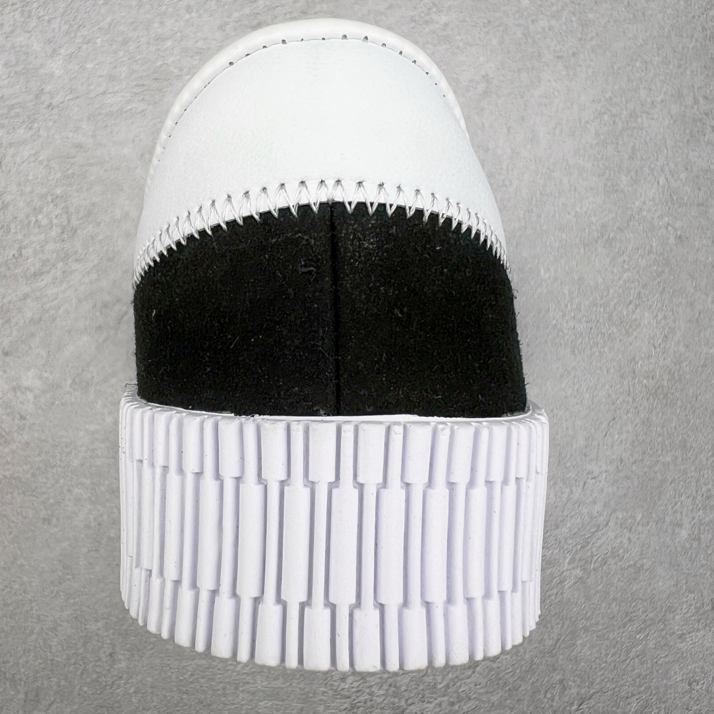 图片[8]-AD Originals Campus 00s 学院系列面包风经典复古低帮百搭休闲运动板鞋 FU0666 这次 Originals 选择了以经典复古鞋型 Campus 为蓝本打造全新面包鞋 这款鞋型联名不断 冠希当年对它更是钟爱有加 论牌面丝毫不输贝壳头、Forum 等大热鞋型 这次 Campus 一改 80 年代的瘦长造型 鞋舌、鞋身、鞋底甚至细节都变大了 营造出千禧年前后流行的面包鞋宽大廓形 因此鞋名改为 Campus 00s 鞋身采用绒面皮料搭配白色常规皮革 质感上还是延续了经典 Campus 的设计 鞋舌填充更加饱满 让鞋款整体看起来更加圆润 搭配上这款浅蓝配色 「蓝胖子」造型真的很可爱 鞋舌还加入了与以往 Campus 不同的全新三叶草 Logo 令造型更具千禧气息 鞋带也采用了加宽的设计 如果你不喜欢 这次还附送了传统鞋带可以替换 鞋底采用了米黄做旧设计 凸显鞋款的复古年代感 除了清新可人的浅蓝配色 还有一款酷灰配色 造型更加硬朗复古 而且相比浅蓝配色更加耐脏 尺码：36 36⅔ 37⅓ 38 38⅔ 39⅓ 40 40⅔ 41⅓ 42 42⅔ 43⅓ 44 45-选品中心